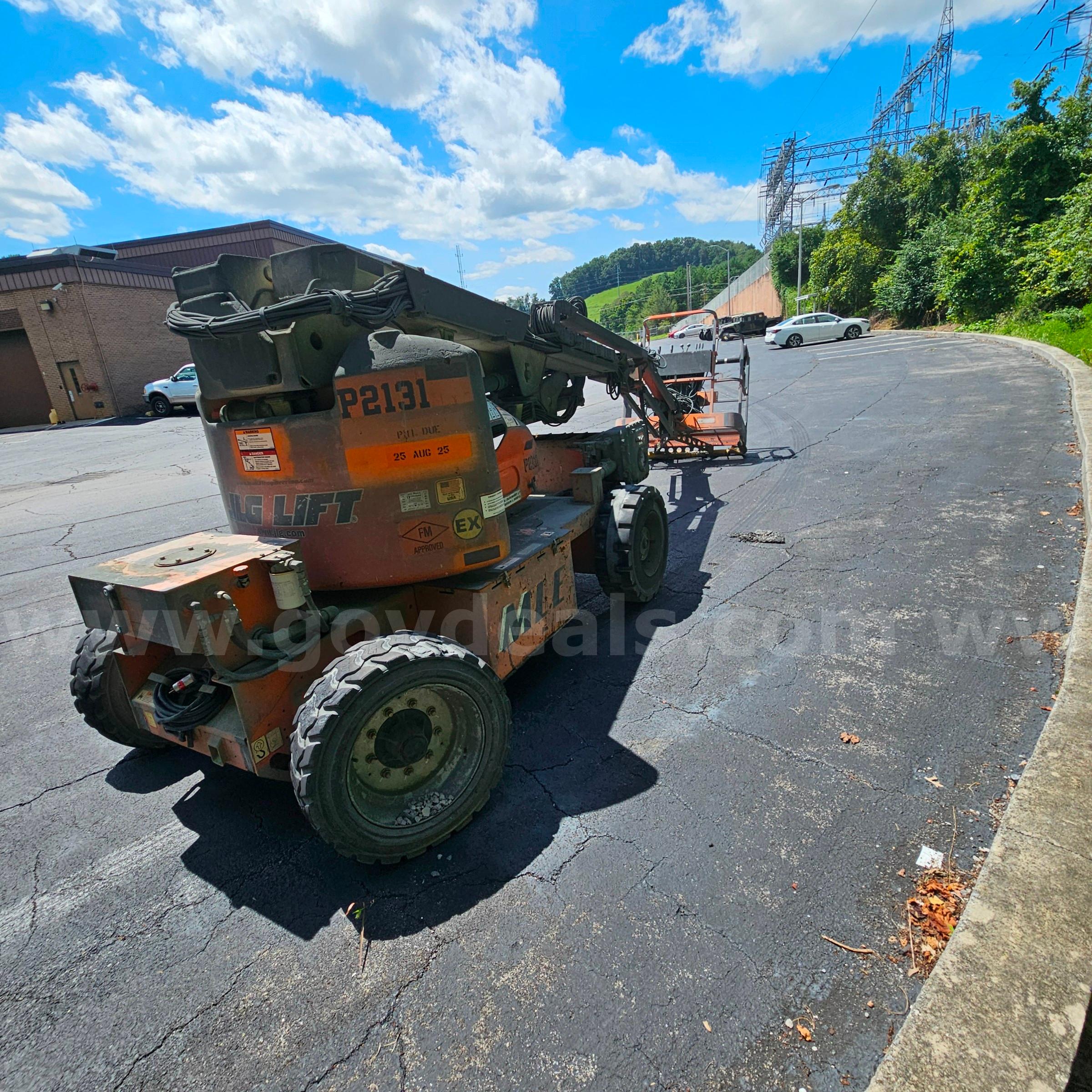 JLG LIFT, model E450AJ JLG E450AJ Government Surplus Auction - Photo #5