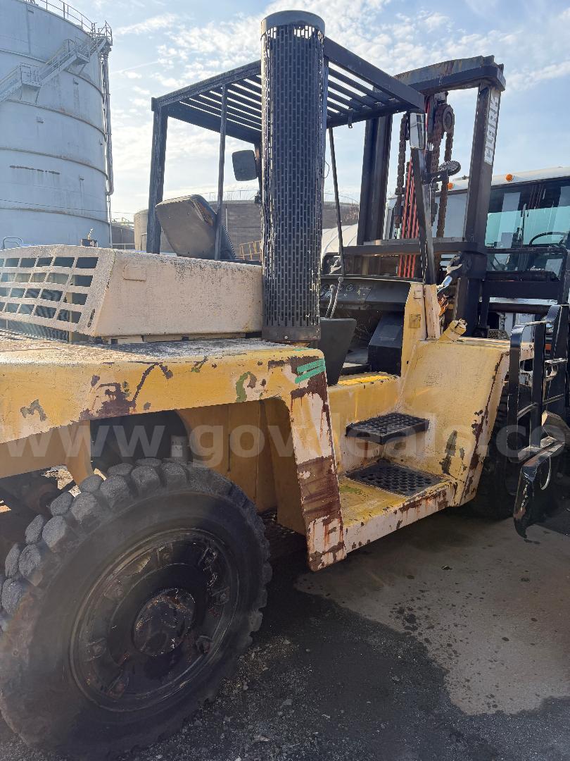 CLARK  18000 LBS CAPACITYHEAVY FORKLIFT CLARK HEAVY FORKLIFT Government Surplus Auction - Photo #2
