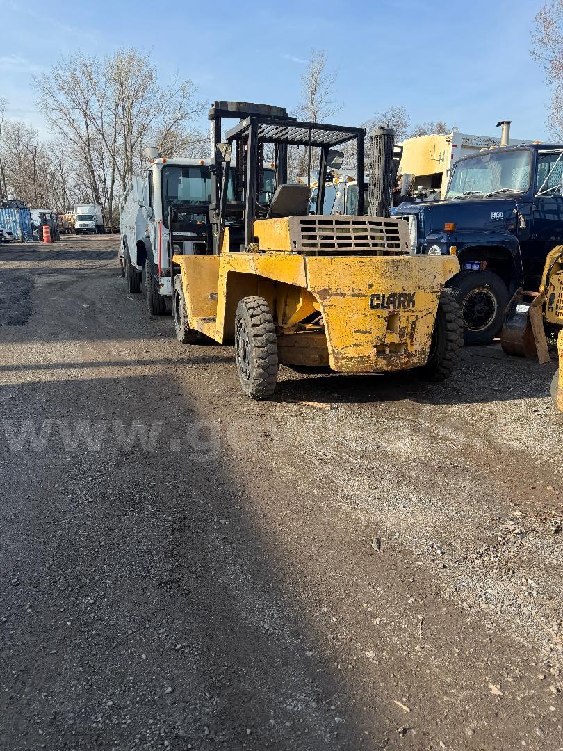 CLARK  18000 LBS CAPACITYHEAVY FORKLIFT CLARK HEAVY FORKLIFT Government Surplus Auction - Photo #4