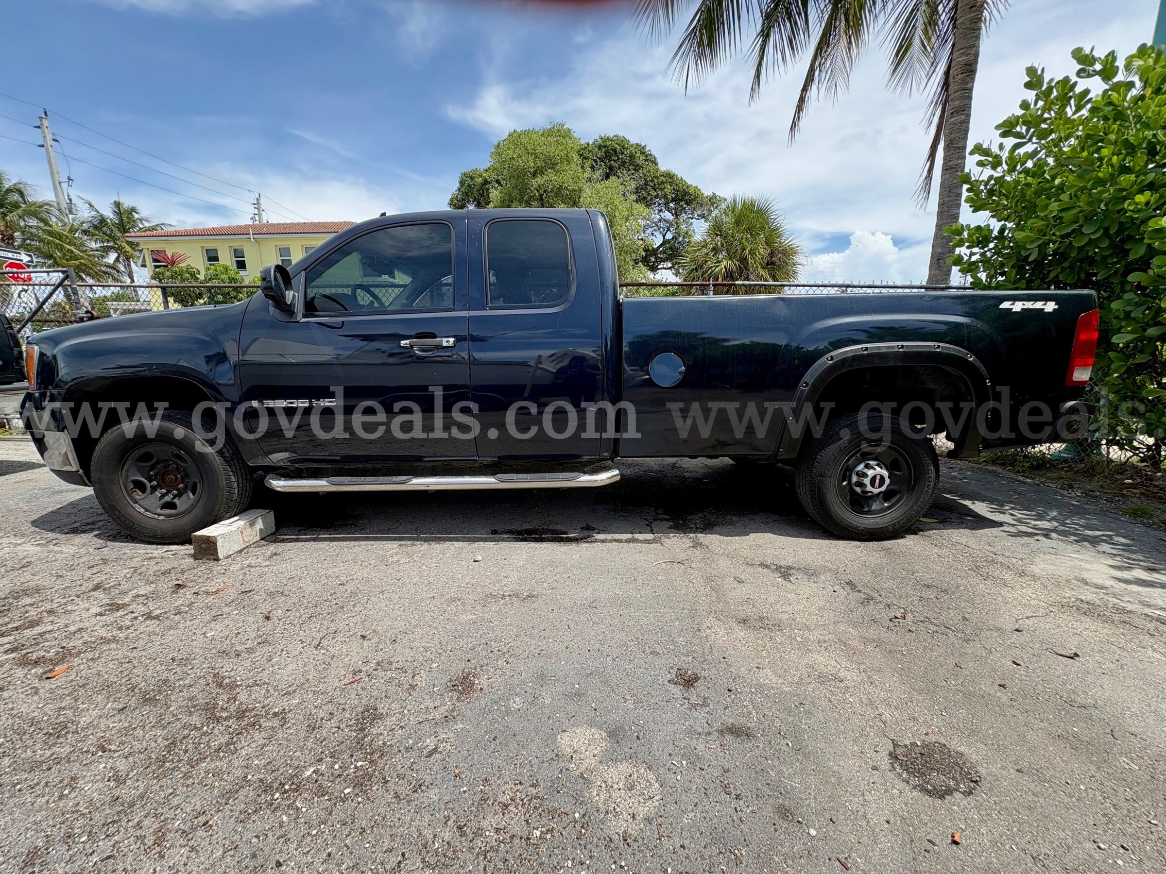 2007 GMC Sierra Classic 2500HD Work Truck Ext. Cab 4WD GMC Sierra Government Surplus Auction - Photo #3