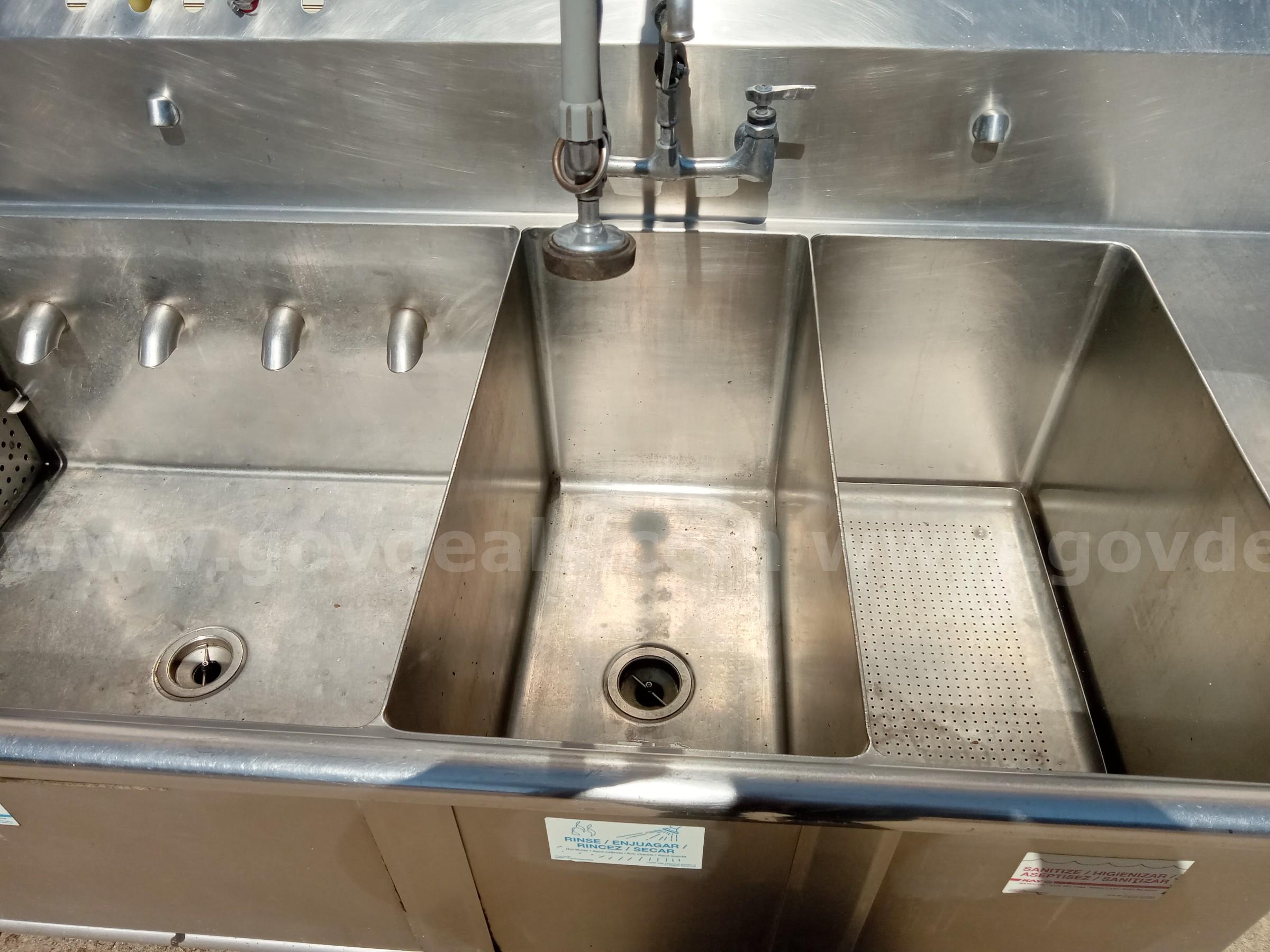 3 Bay Metcraft Power wash sink Metcraft PS200 Government Surplus Auction - Photo #3