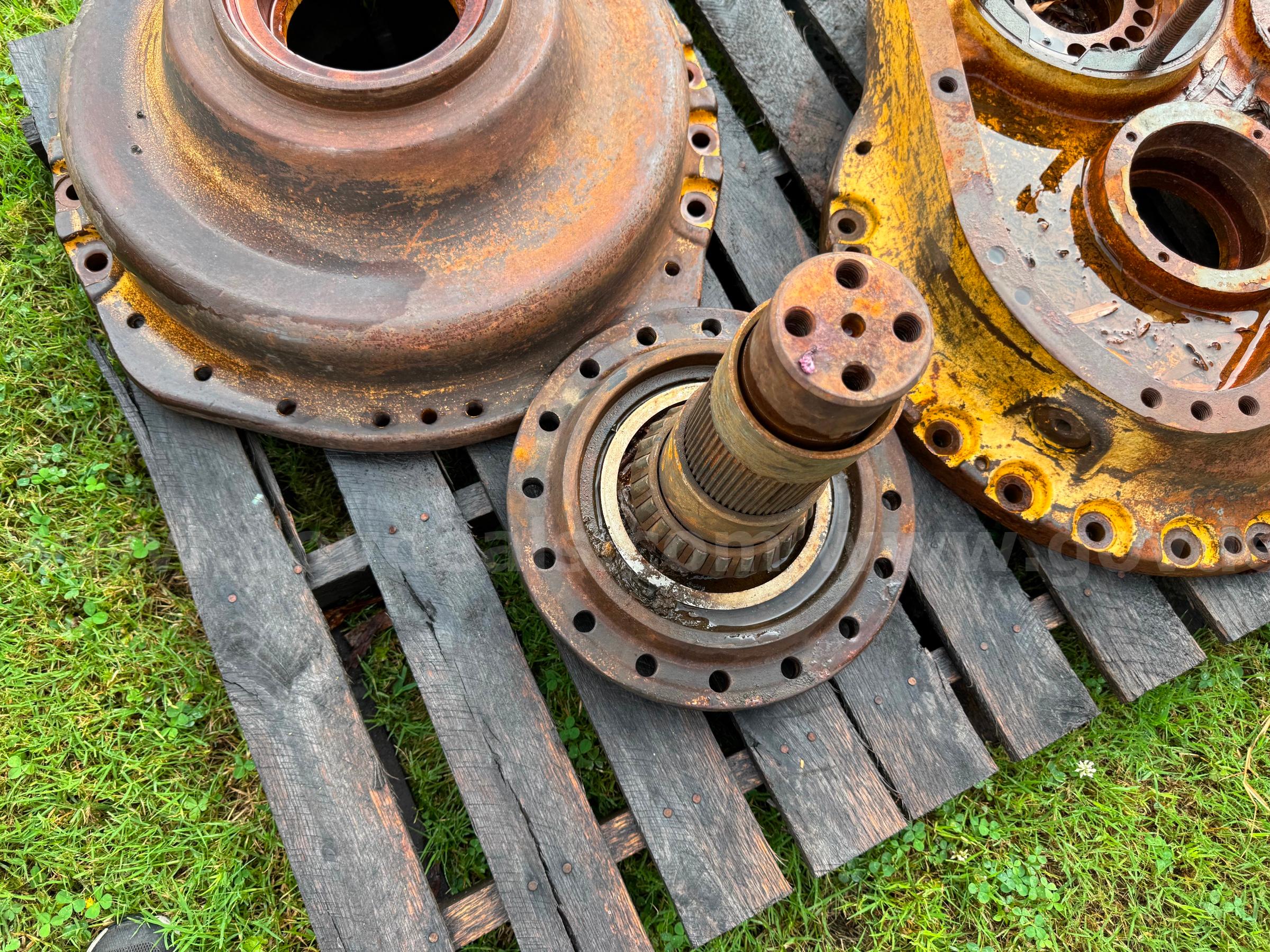 JOHN DEERE 700H FINAL DRIVE HOUSING AND AXLE FOR LEFT SIDE John Deere 700H Government Surplus Auction - Photo #2