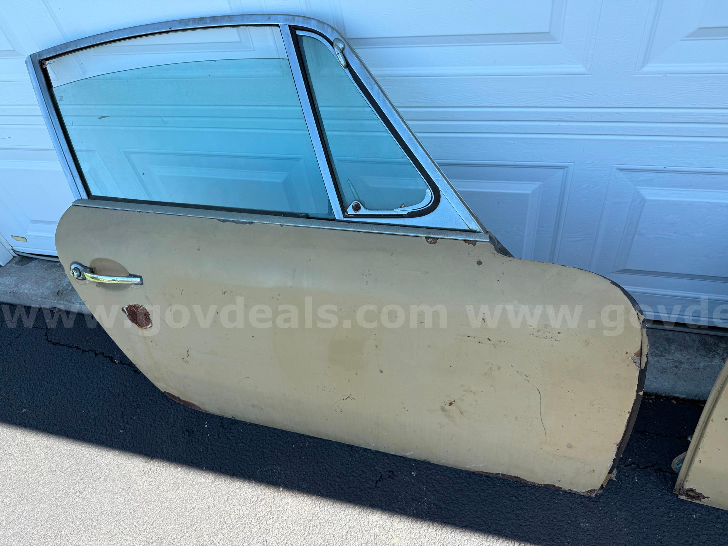 Lot of Two Porsche 911 doors Porsche 911 Government Surplus Auction - Photo #3