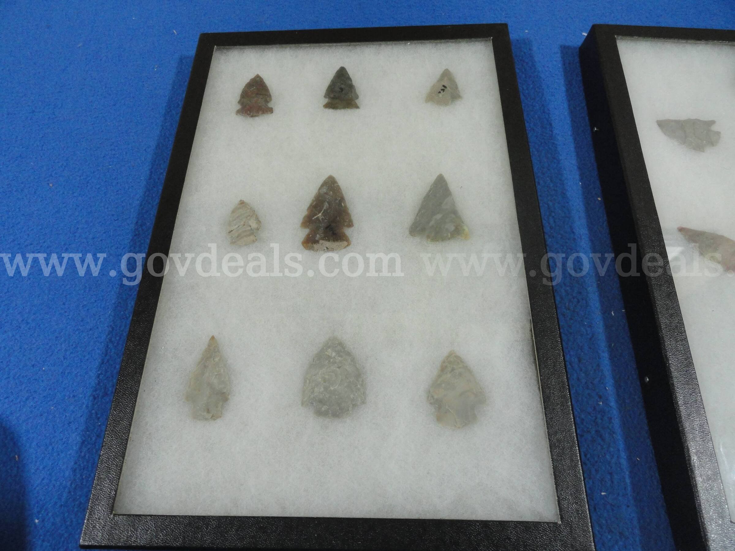 Framed Collection of 17 Indian Stone Arrowheads / Projectile Points – Assorted Colors   Government Surplus Auction - Photo #2