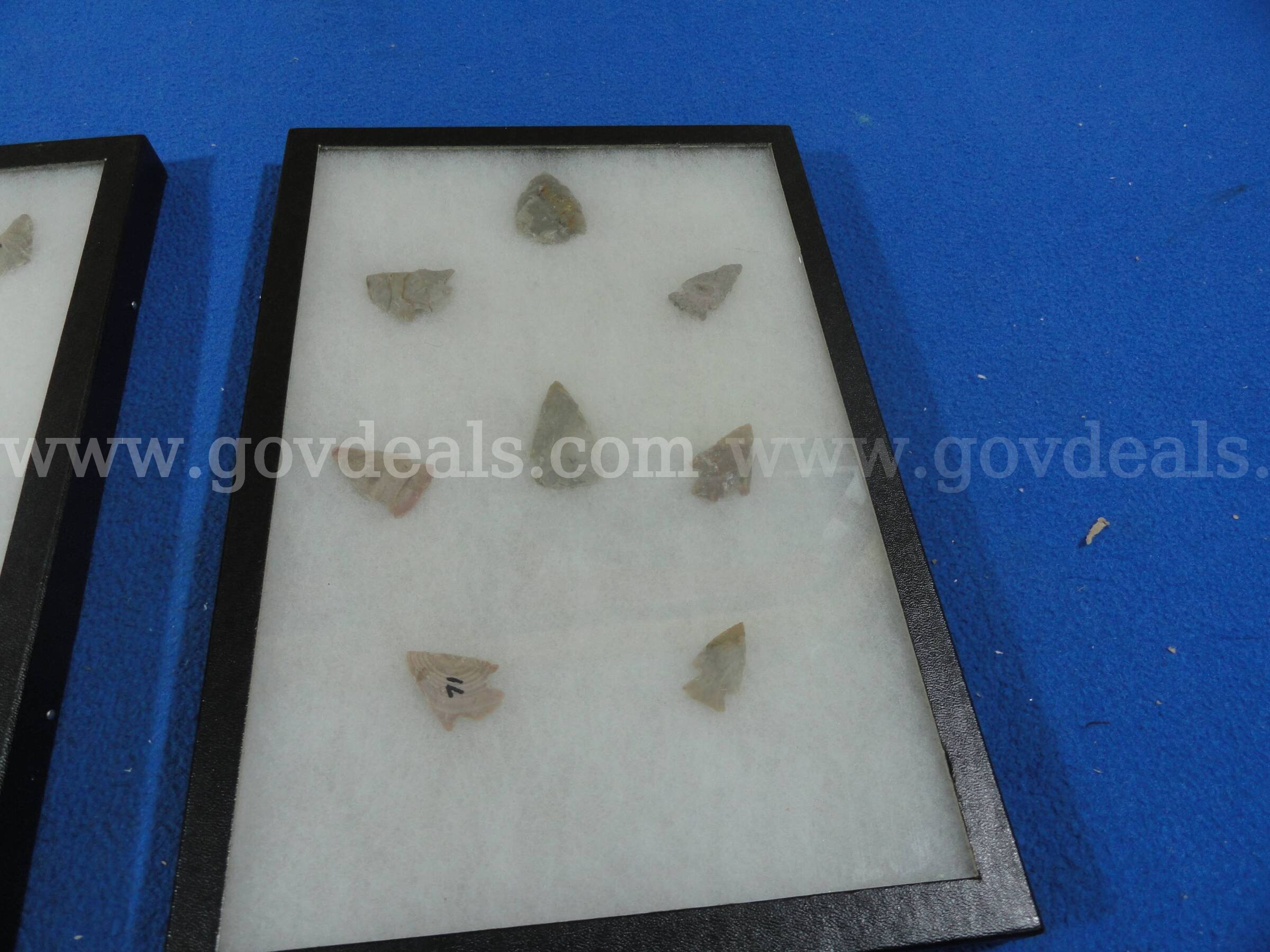 Framed Collection of 17 Indian Stone Arrowheads / Projectile Points – Assorted Colors   Government Surplus Auction - Photo #3