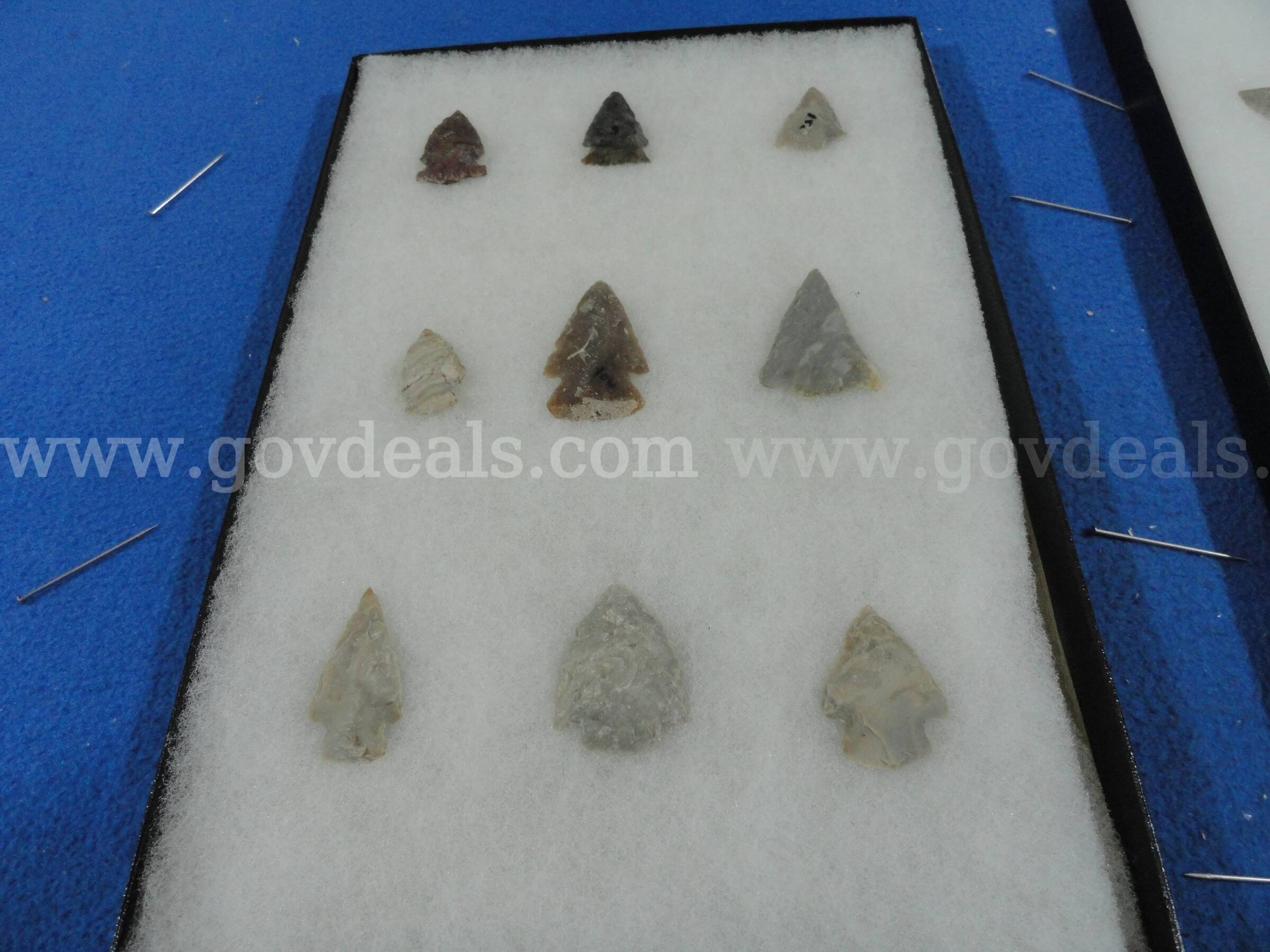 Framed Collection of 17 Indian Stone Arrowheads / Projectile Points – Assorted Colors   Government Surplus Auction - Photo #4