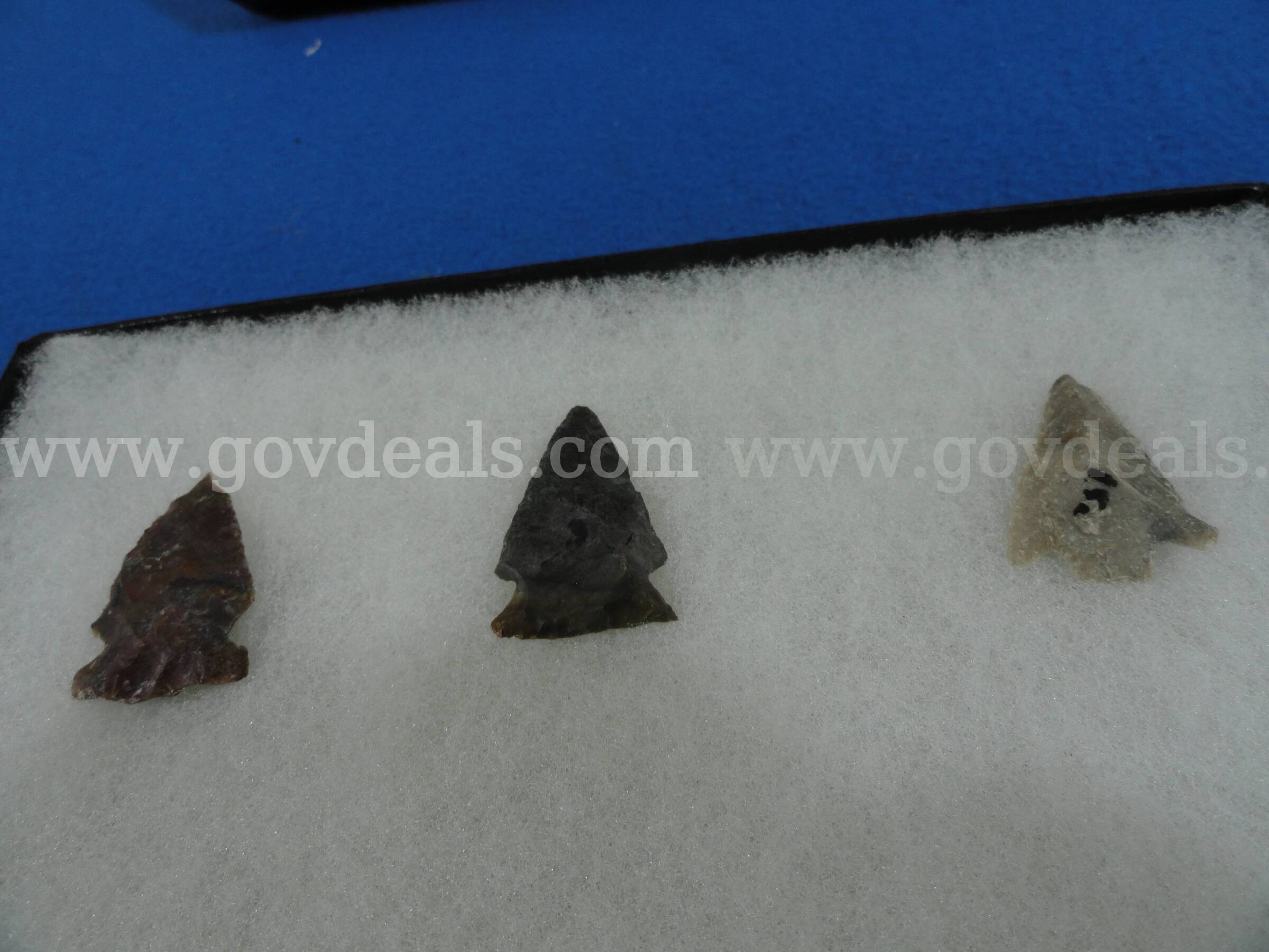 Framed Collection of 17 Indian Stone Arrowheads / Projectile Points – Assorted Colors   Government Surplus Auction - Photo #5