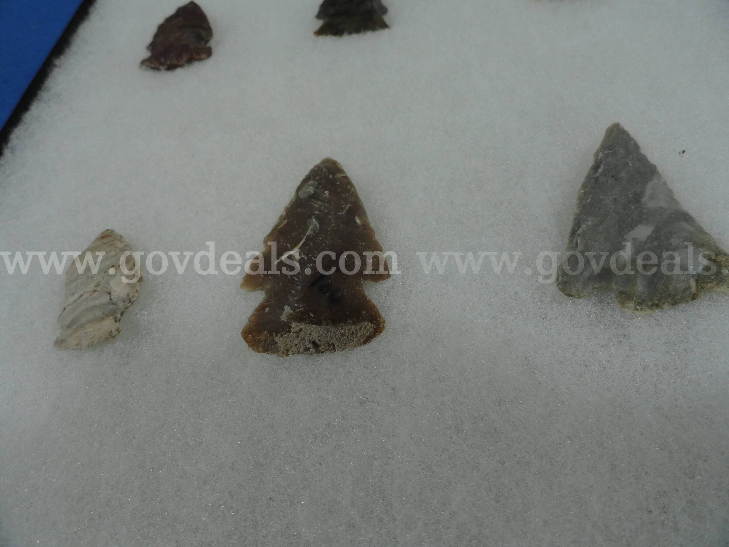 Framed Collection of 17 Indian Stone Arrowheads / Projectile Points – Assorted Colors   Government Surplus Auction - Photo #6