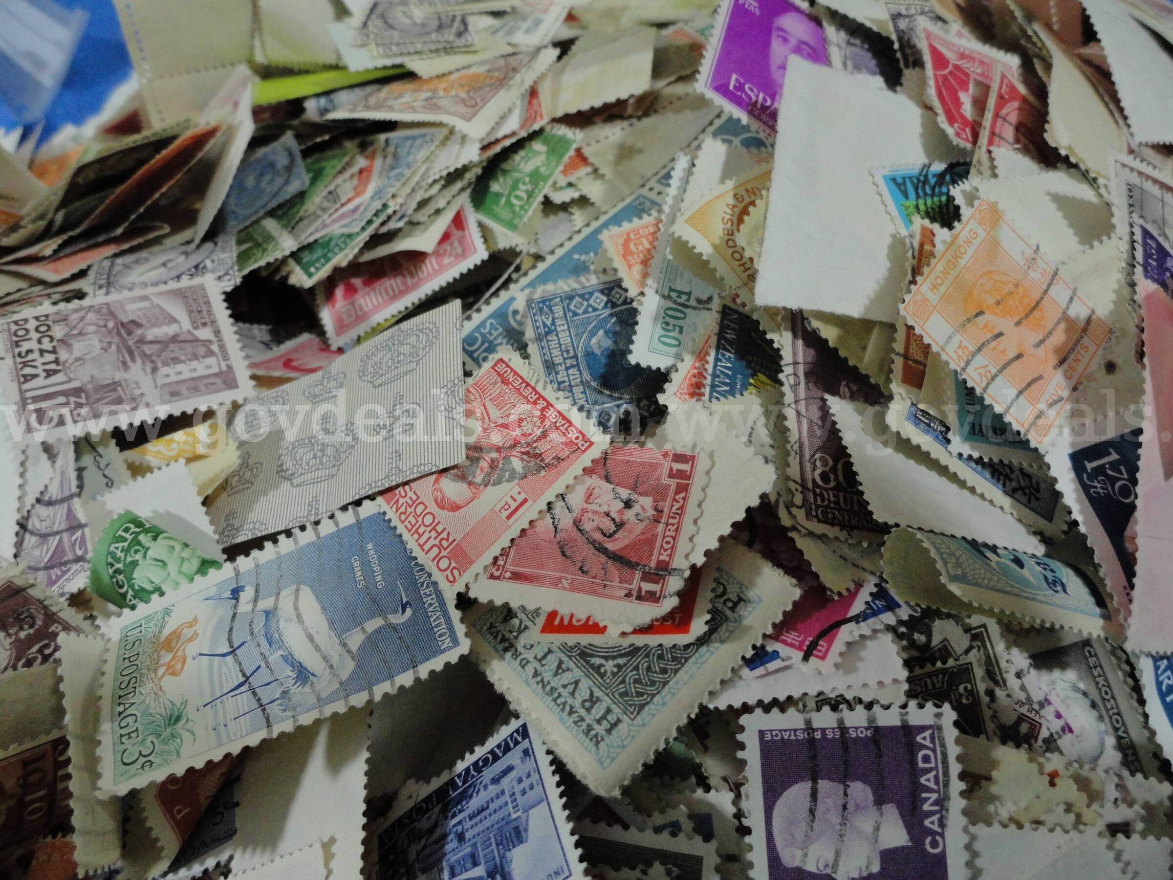 Lot of ~10,000 Unsorted / Unsearched Postage Stamps - 324 grams  000 Government Surplus Auction - Photo #3