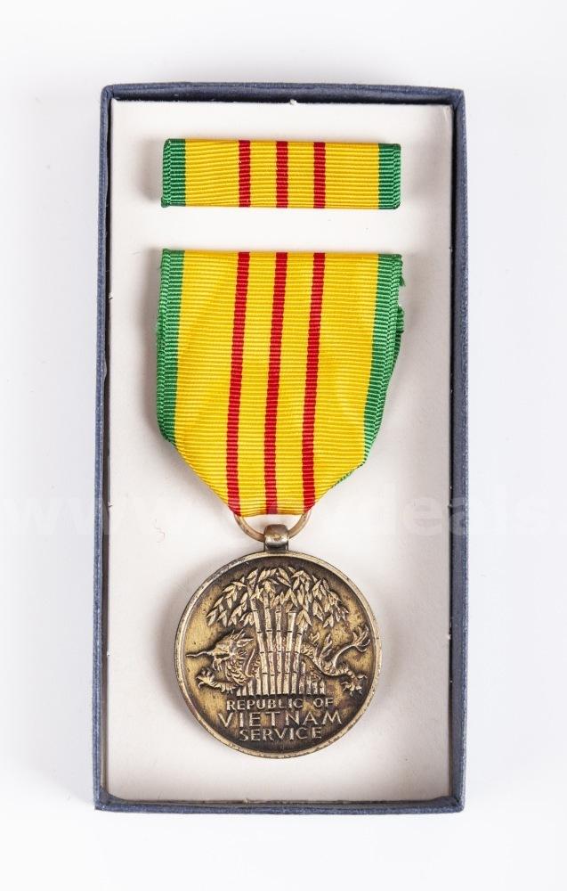 40 Vietnam Service Medals Genuine Military. New In Box   Government Surplus Auction - Photo #3