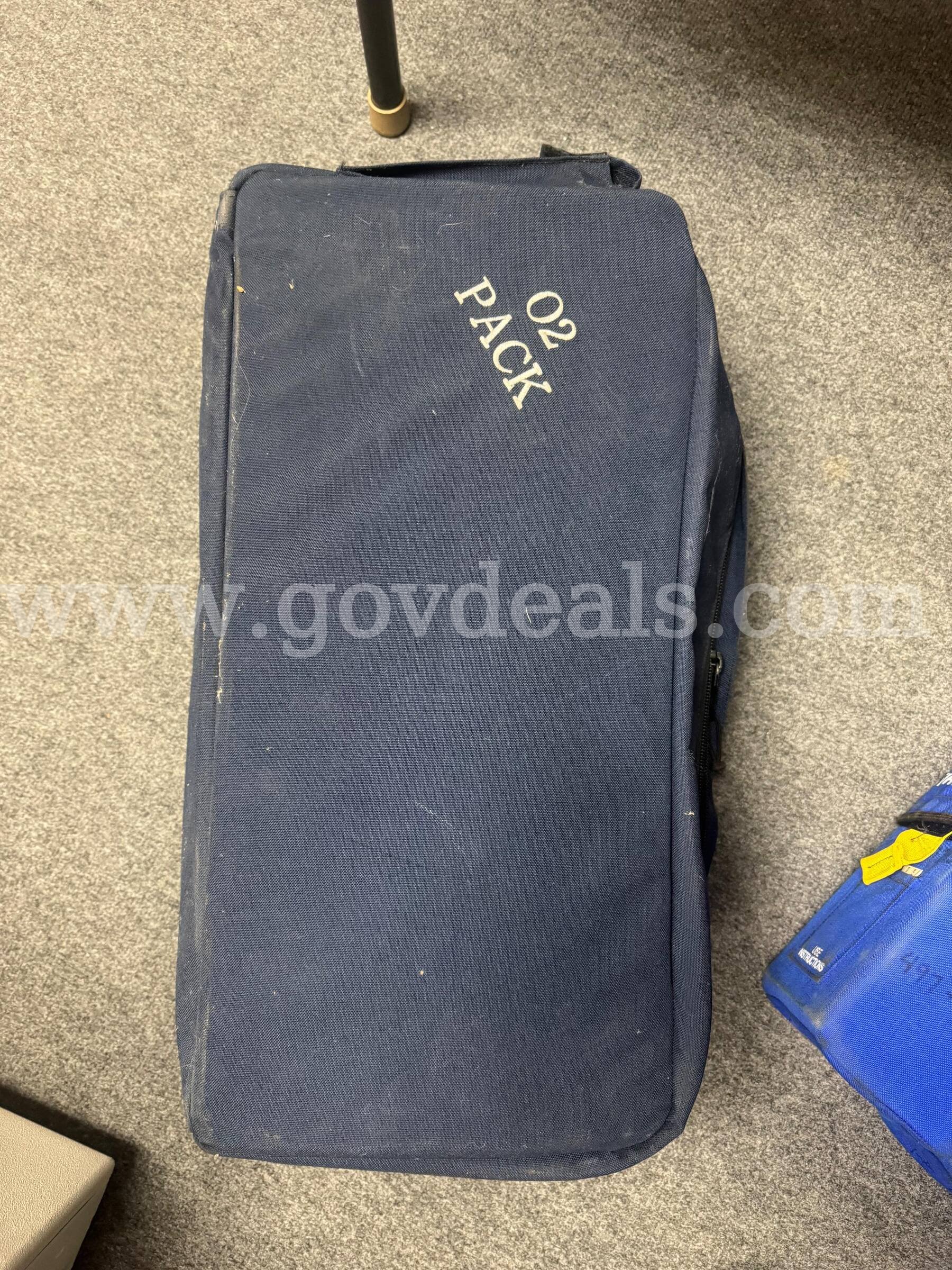 Bags with multiple compartments inside for organizing equipment   Government Surplus Auction - Primary Photo