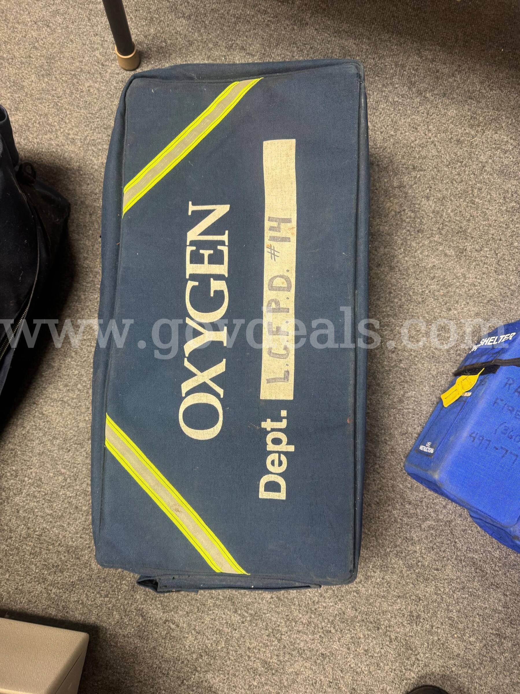 Bags with multiple compartments inside for organizing equipment   Government Surplus Auction - Photo #2