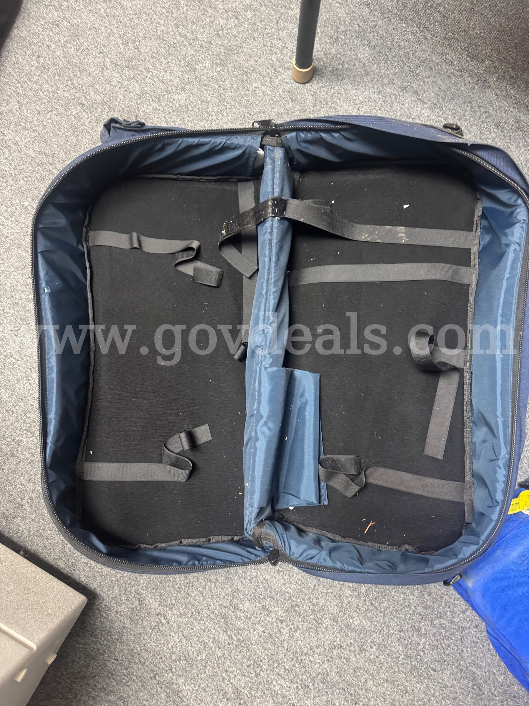 Bags with multiple compartments inside for organizing equipment   Government Surplus Auction - Photo #3
