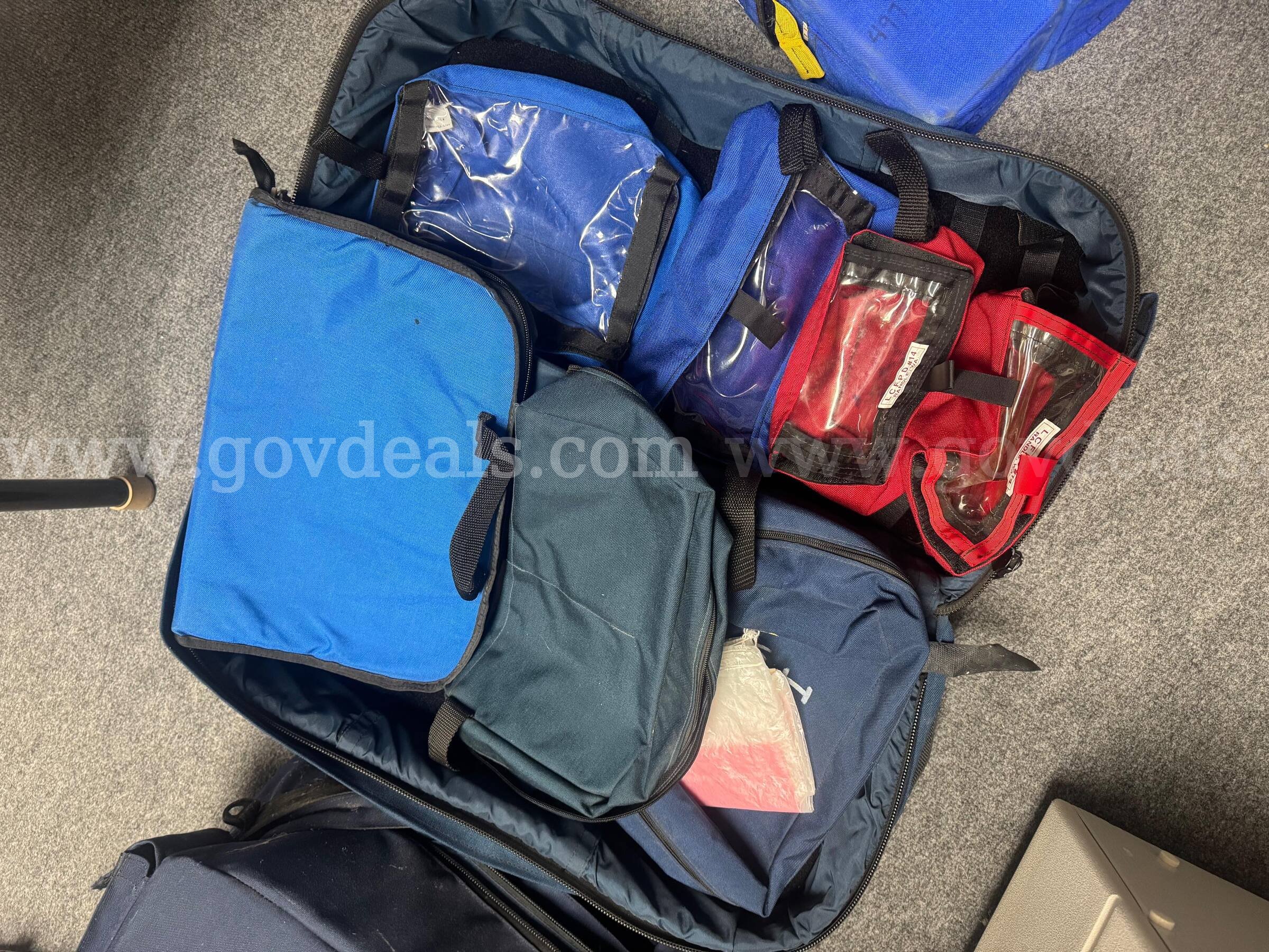 Bags with multiple compartments inside for organizing equipment   Government Surplus Auction - Photo #4