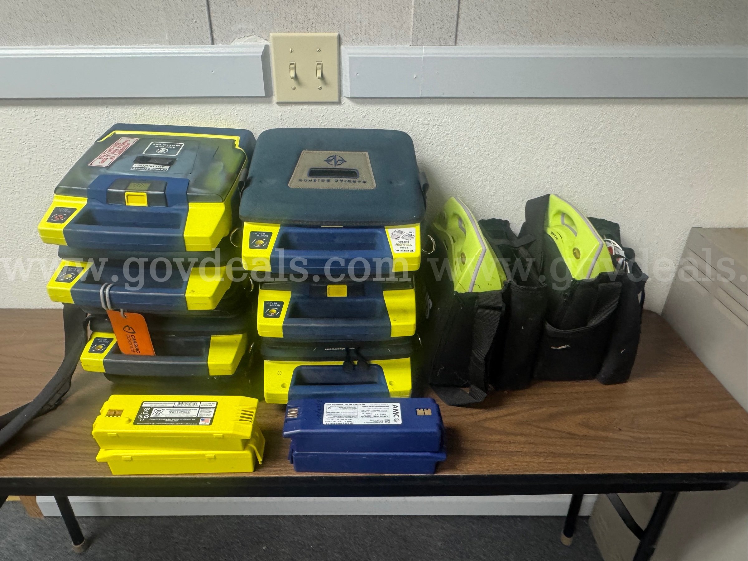 Lot of 8 AEDs with 4 batteries   Government Surplus Auction - Primary Photo