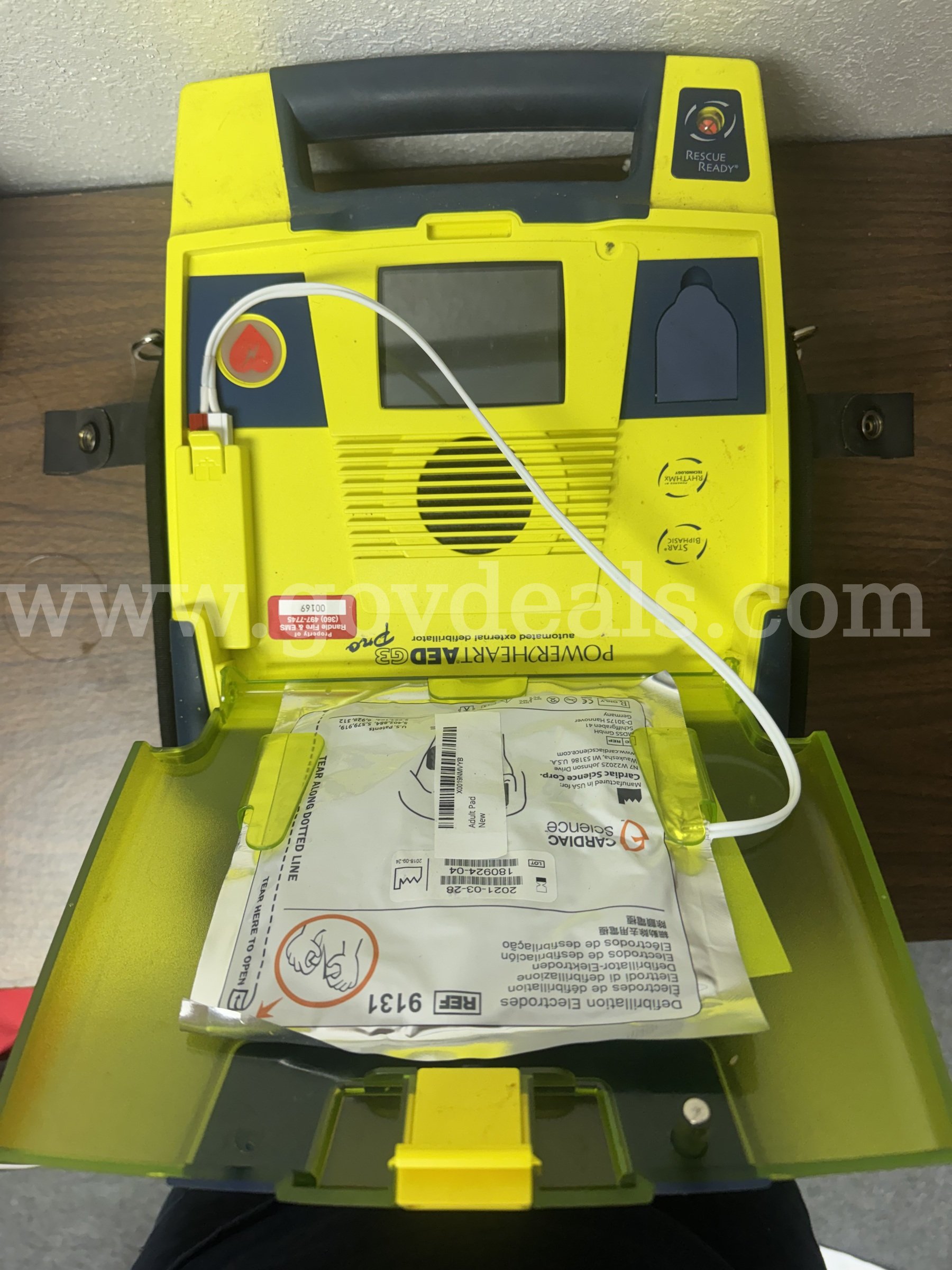 Lot of 8 AEDs with 4 batteries   Government Surplus Auction - Photo #4