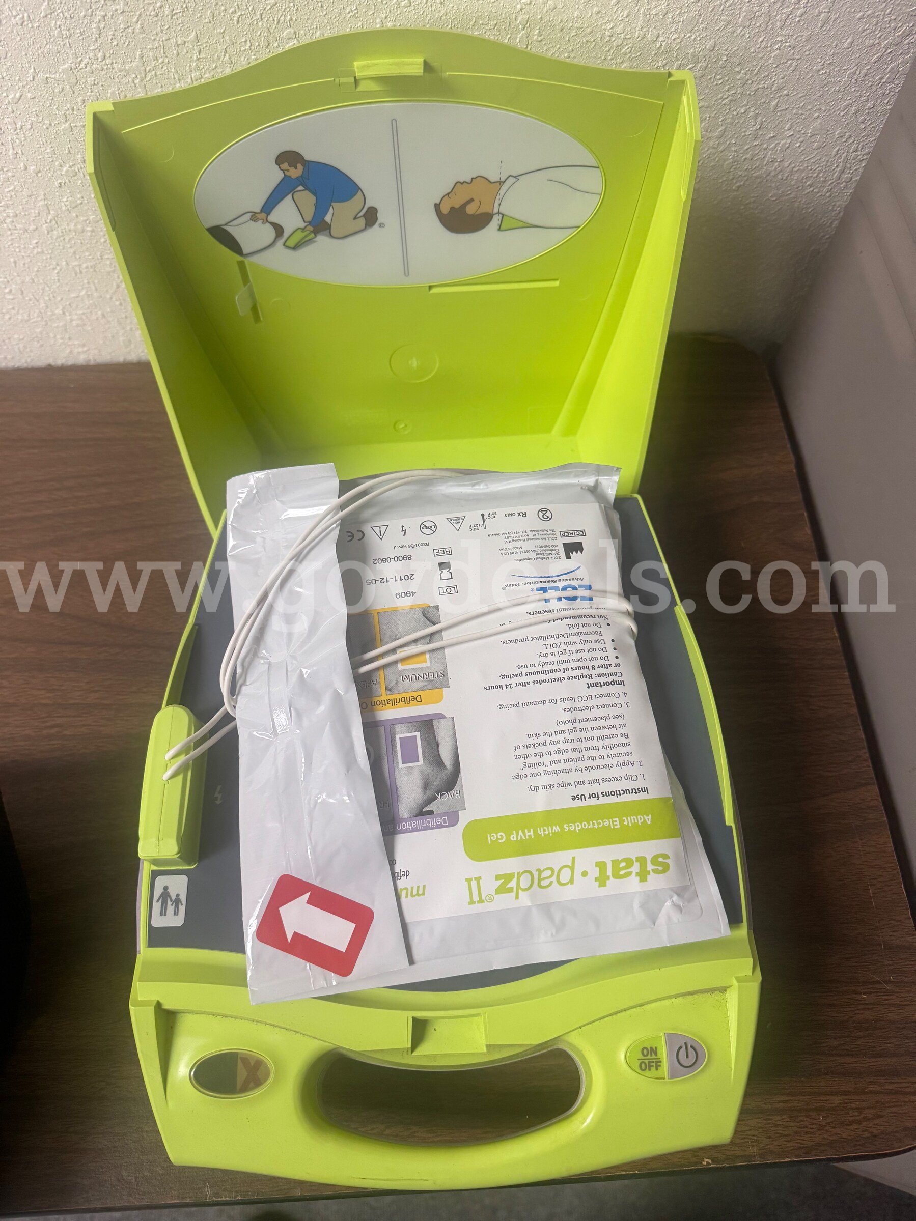 Lot of 8 AEDs with 4 batteries   Government Surplus Auction - Photo #5