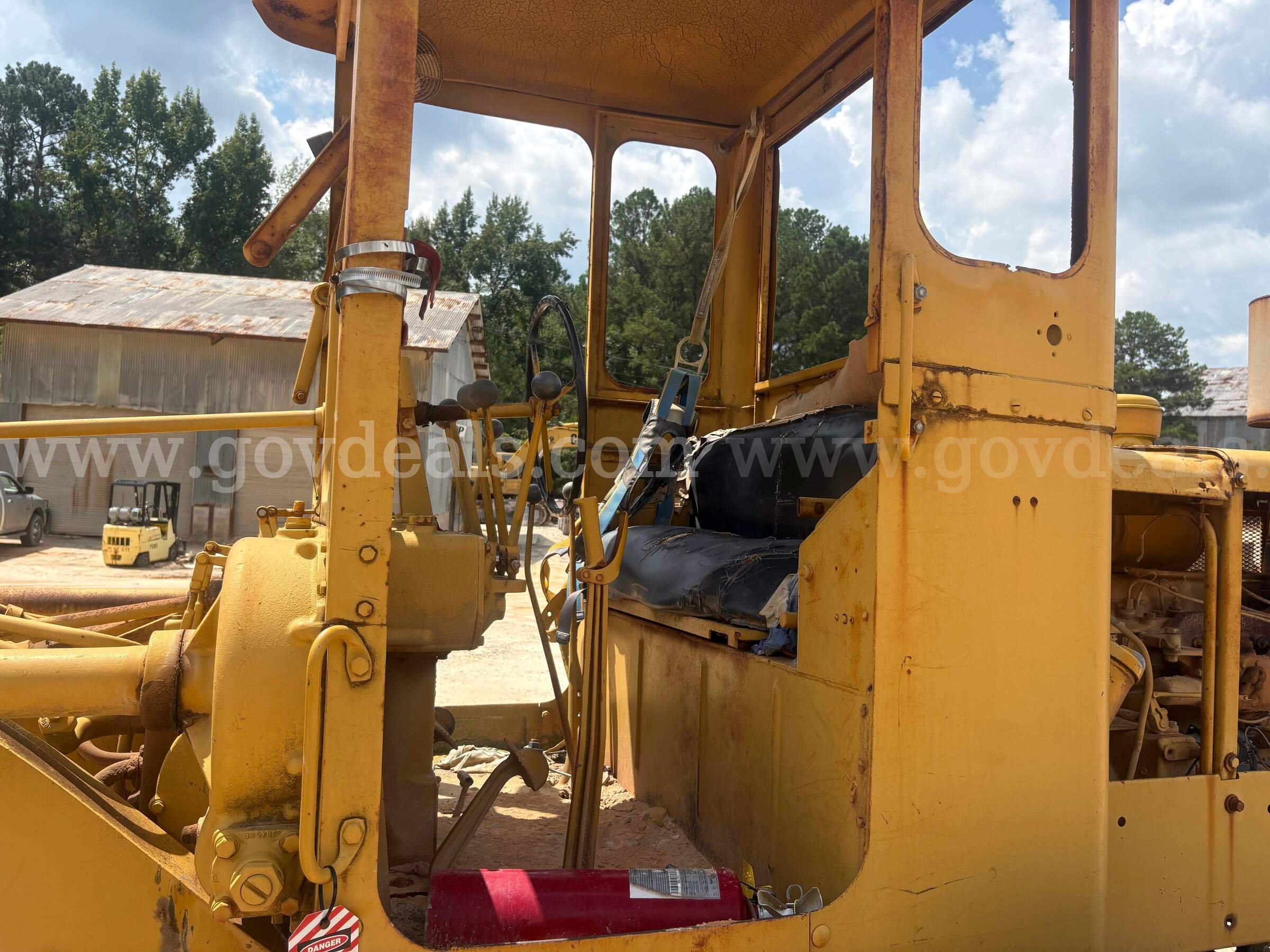 Caterpillar 112 Rigid Frame Motor Grader Caterpillar 112 Government Surplus Auction - Photo #5