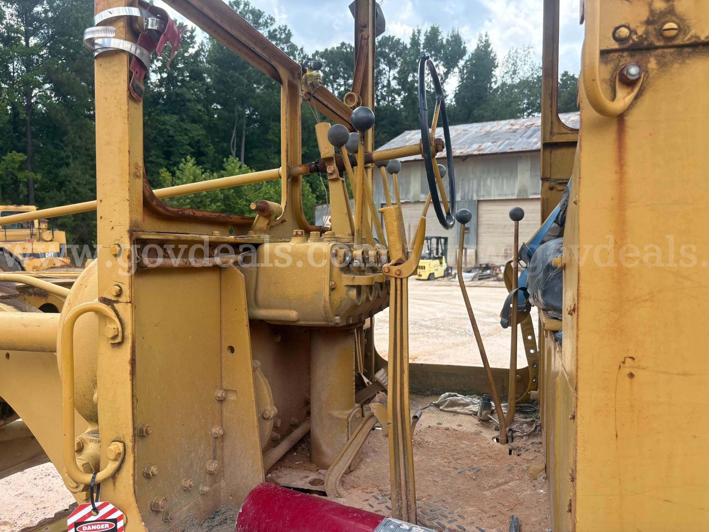 Caterpillar 112 Rigid Frame Motor Grader Caterpillar 112 Government Surplus Auction - Photo #6