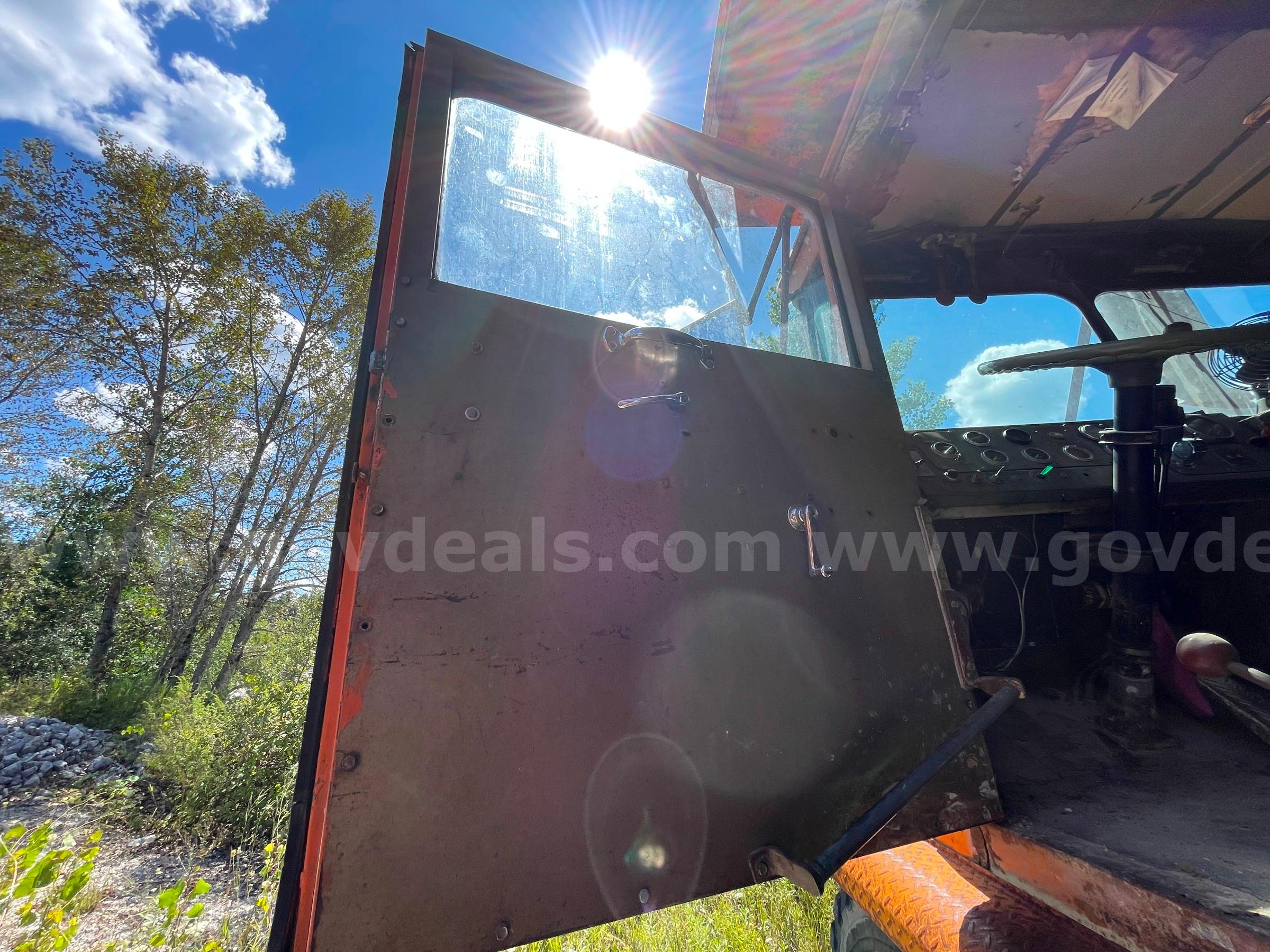 1973 Mack M-20X Mechanical Drive Rear Dump-Inoperable Mack M-20X Government Surplus Auction - Photo #5