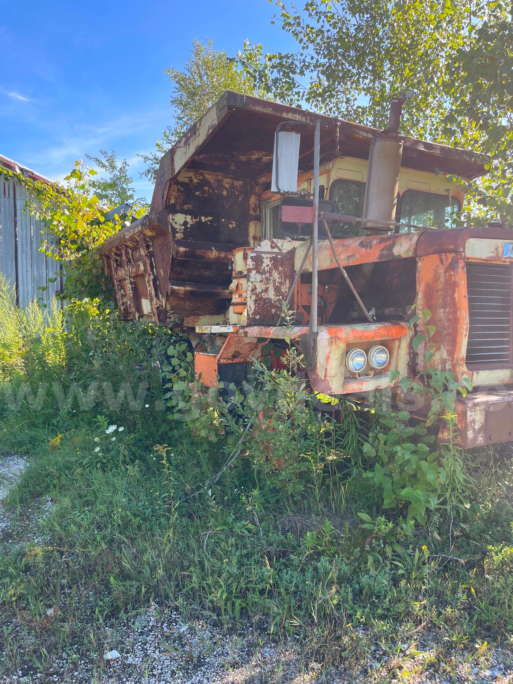 1973 Mack M-20X Mechanical Drive Rear Dump-Inoperable Mack M-20X Government Surplus Auction - Primary Photo