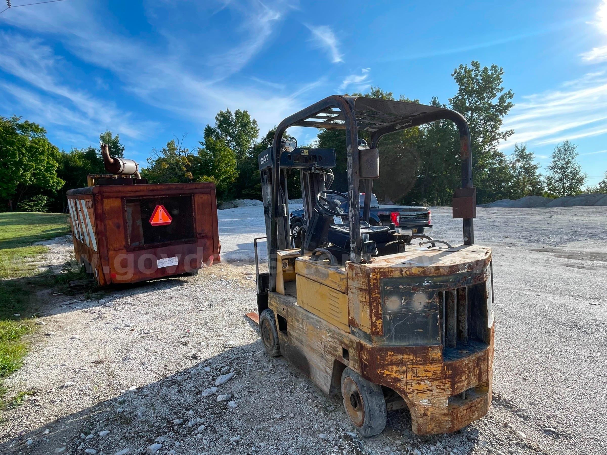 1989 Caterpillar T40DSA  Pneumatic Tire Forklift-Inoperable Caterpillar T40DSA Government Surplus Auction - Photo #2