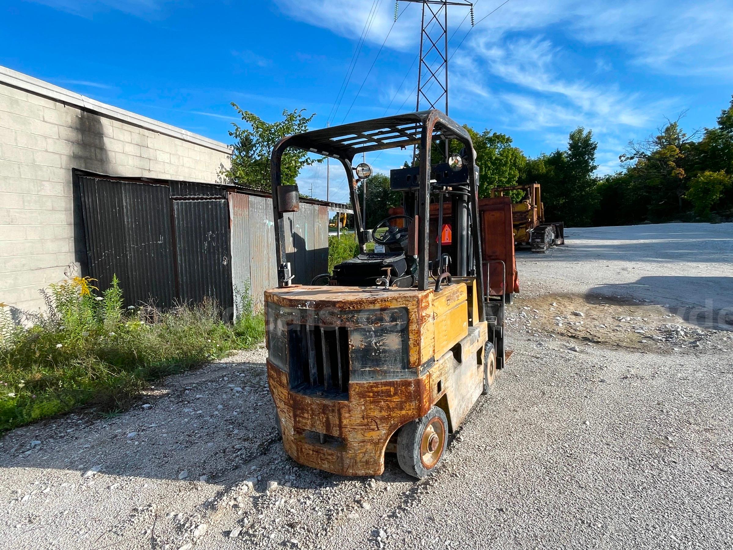 1989 Caterpillar T40DSA  Pneumatic Tire Forklift-Inoperable Caterpillar T40DSA Government Surplus Auction - Photo #3