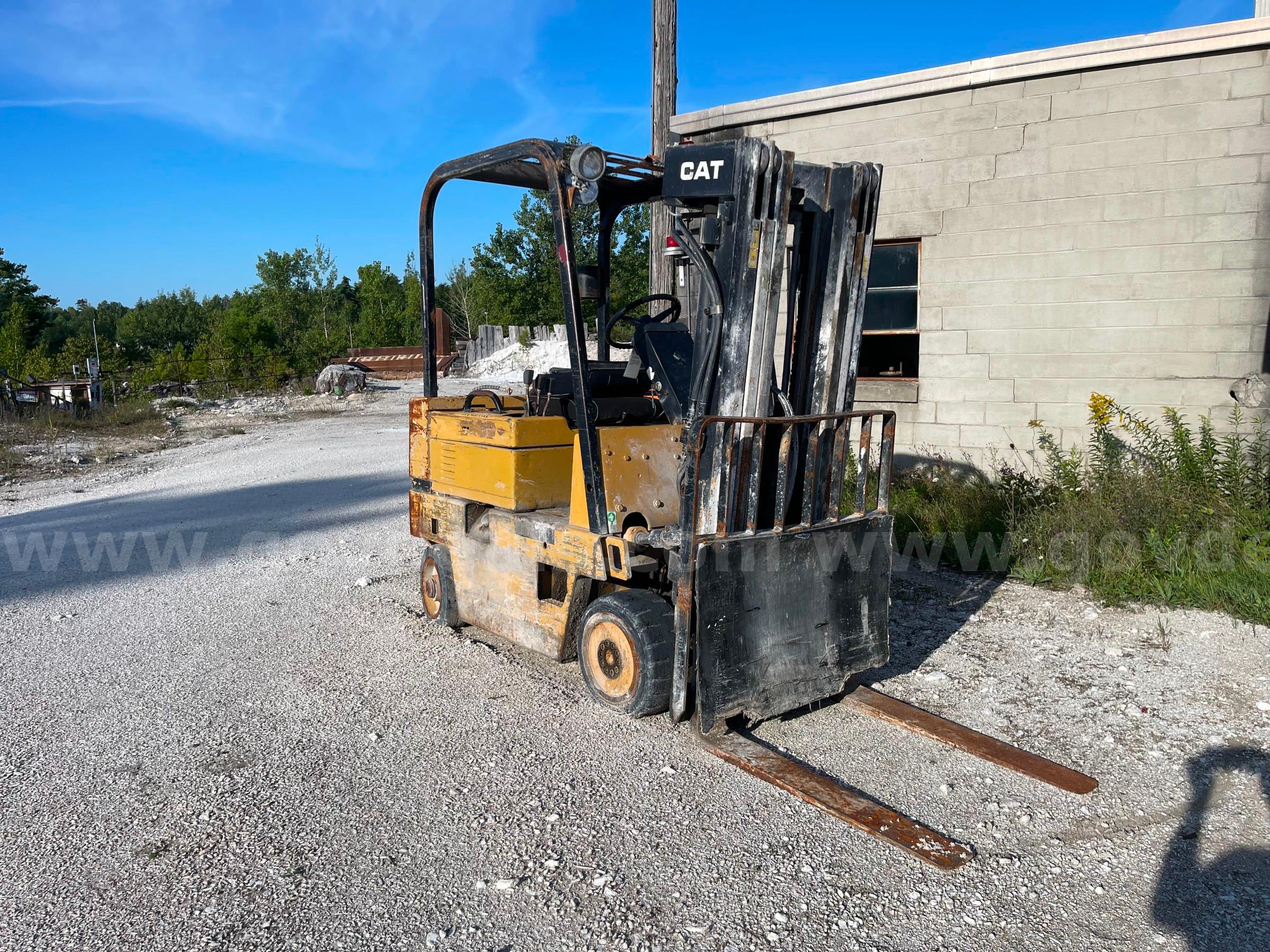 1989 Caterpillar T40DSA  Pneumatic Tire Forklift-Inoperable Caterpillar T40DSA Government Surplus Auction - Photo #4