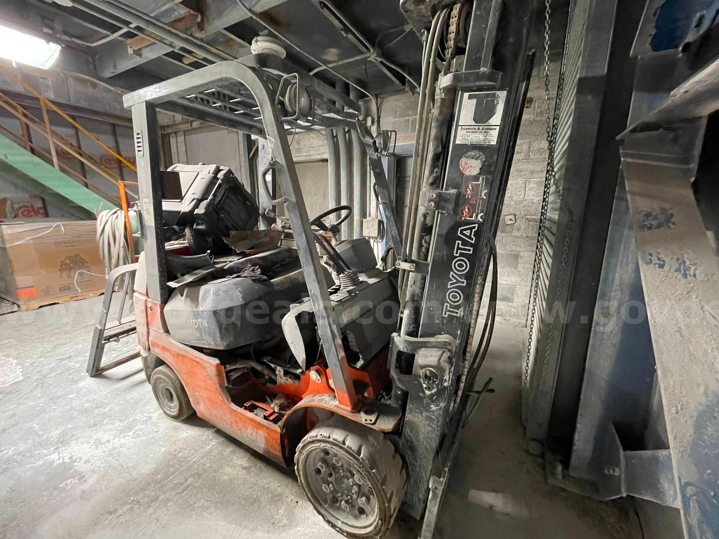 2001Toyota 7FGCU25 Pneumatic Tire Forklift-Inoperable Toyota 7FGCU25 Government Surplus Auction - Primary Photo
