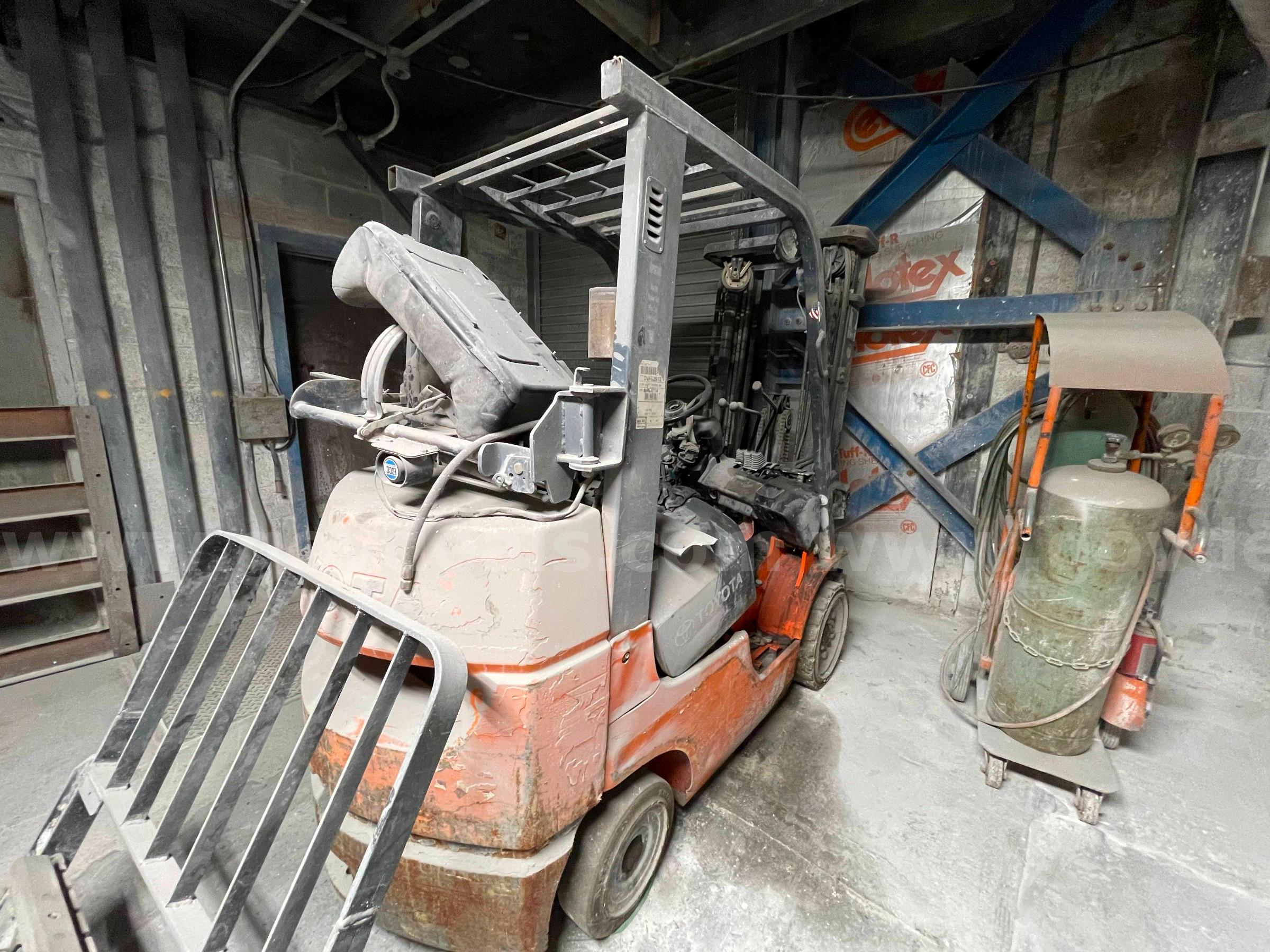 2001Toyota 7FGCU25 Pneumatic Tire Forklift-Inoperable Toyota 7FGCU25 Government Surplus Auction - Photo #2