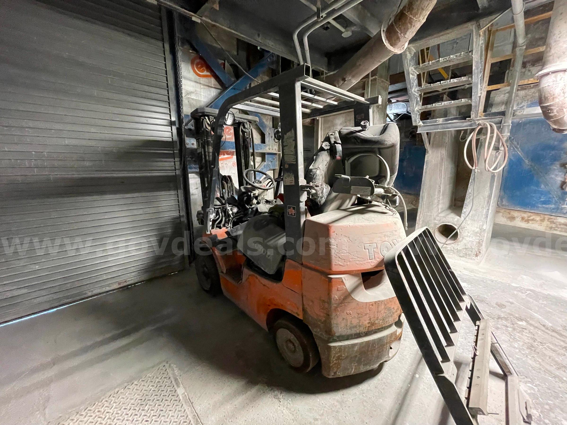 2001Toyota 7FGCU25 Pneumatic Tire Forklift-Inoperable Toyota 7FGCU25 Government Surplus Auction - Photo #3