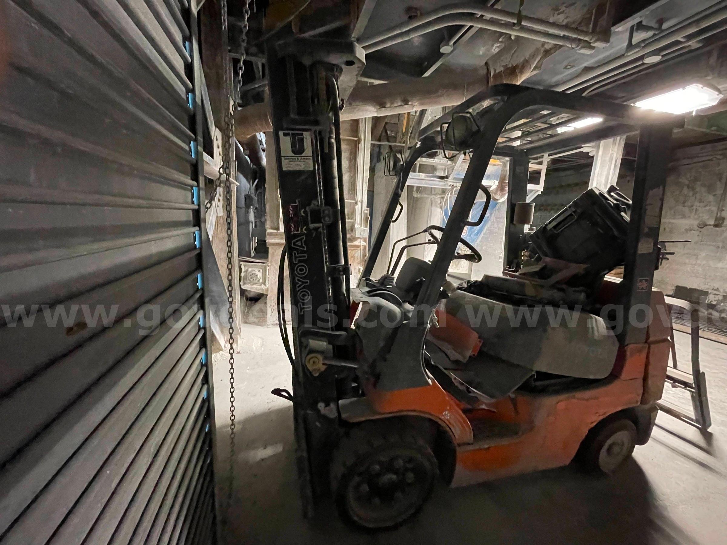 2001Toyota 7FGCU25 Pneumatic Tire Forklift-Inoperable Toyota 7FGCU25 Government Surplus Auction - Photo #4