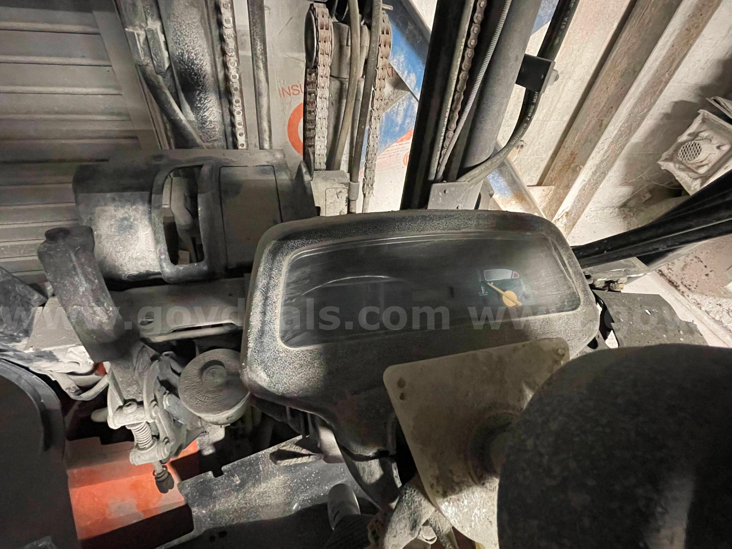 2001Toyota 7FGCU25 Pneumatic Tire Forklift-Inoperable Toyota 7FGCU25 Government Surplus Auction - Photo #5