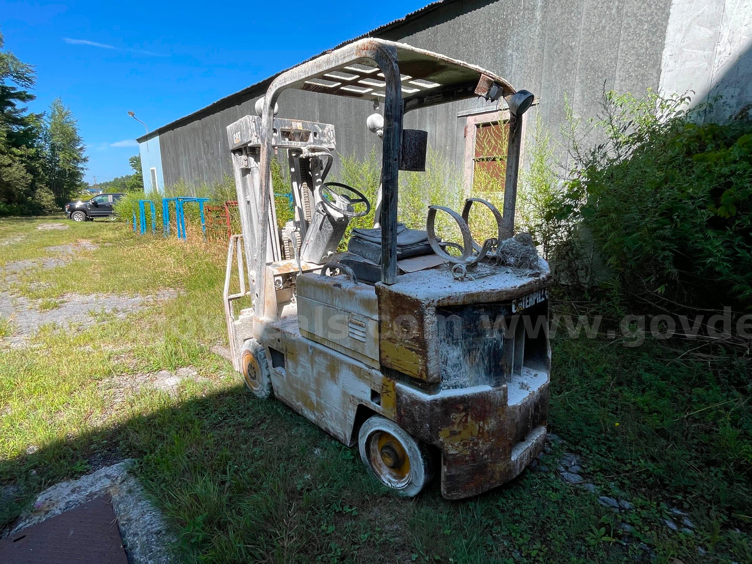 1991 Caterpillar T50DSA Pneumatic Tire Forklift-Inoperable Caterpillar T50DSA Government Surplus Auction - Photo #2