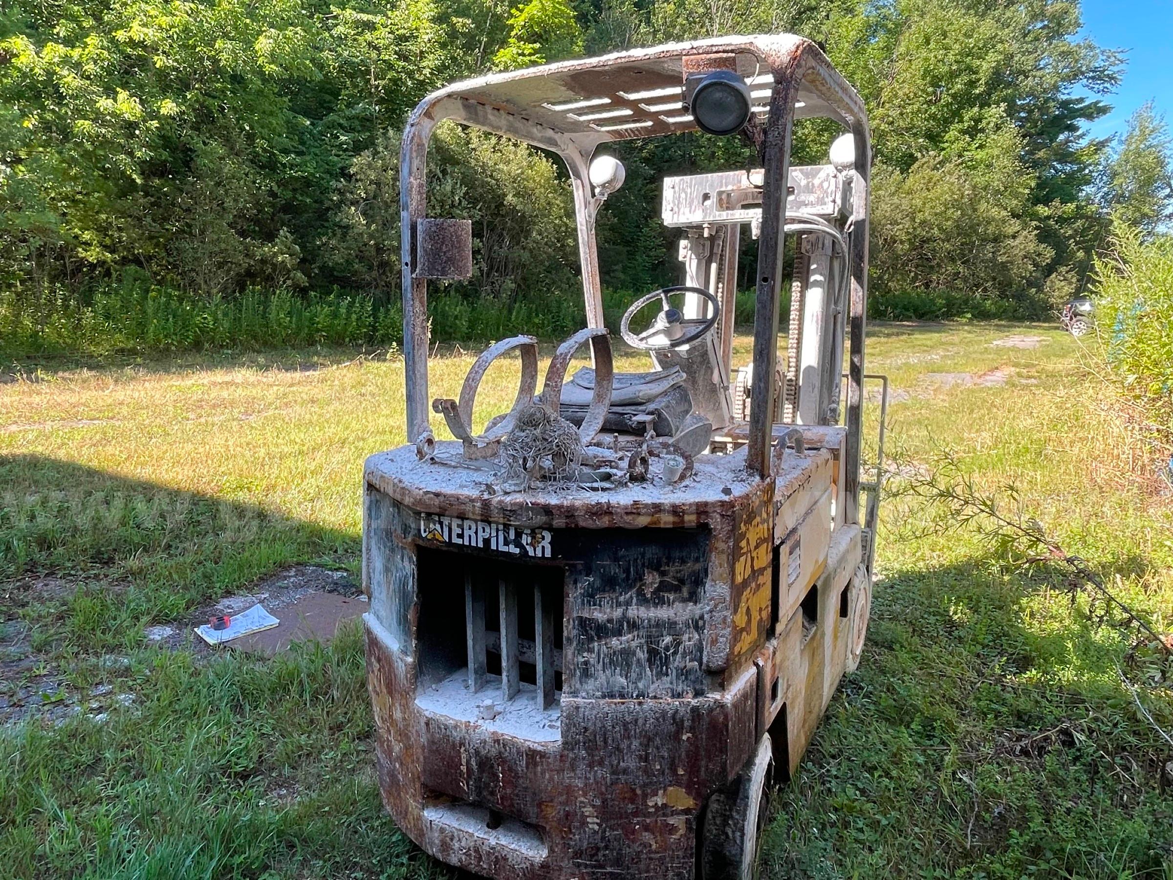 1991 Caterpillar T50DSA Pneumatic Tire Forklift-Inoperable Caterpillar T50DSA Government Surplus Auction - Photo #3