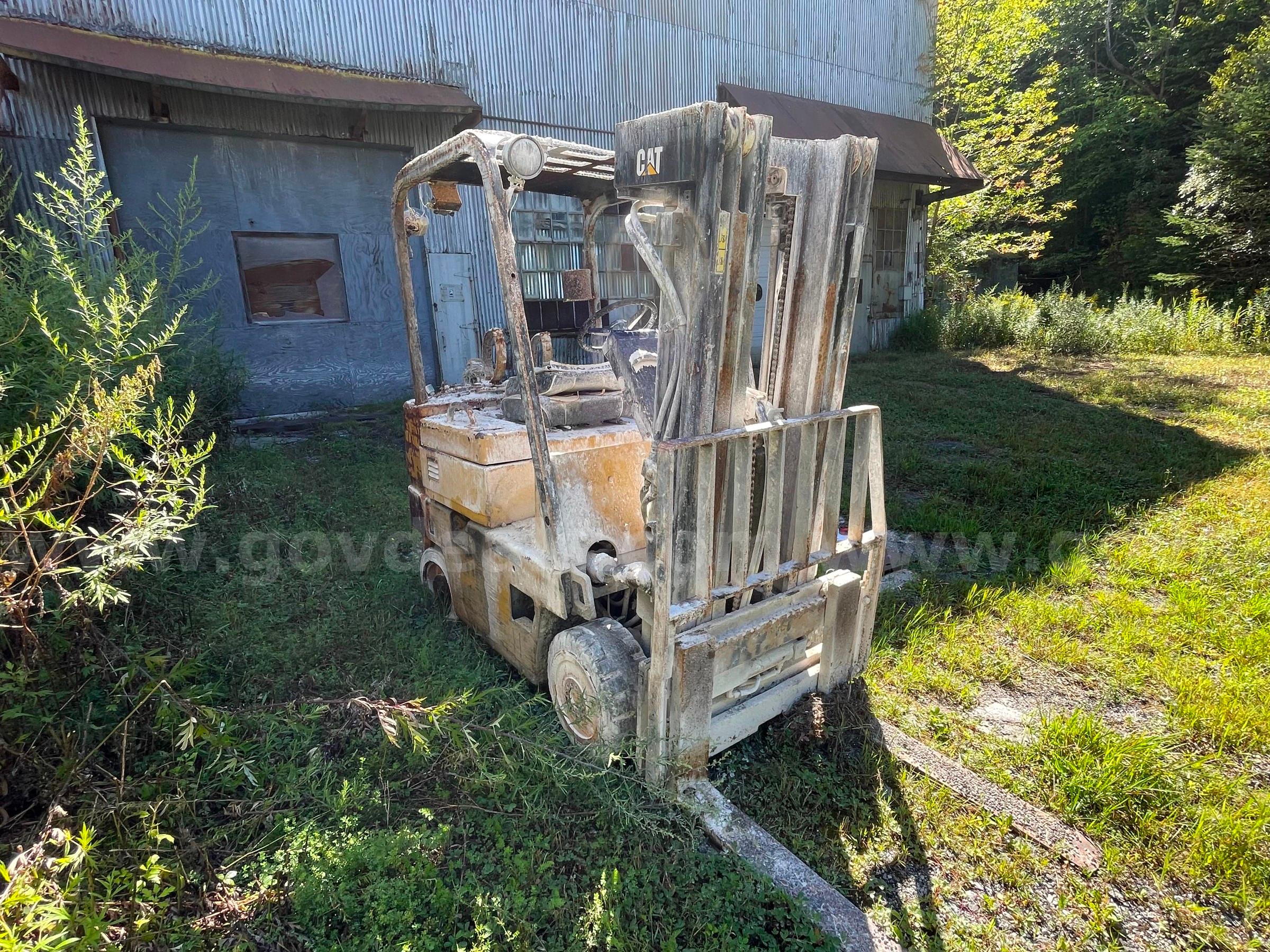 1991 Caterpillar T50DSA Pneumatic Tire Forklift-Inoperable Caterpillar T50DSA Government Surplus Auction - Photo #4