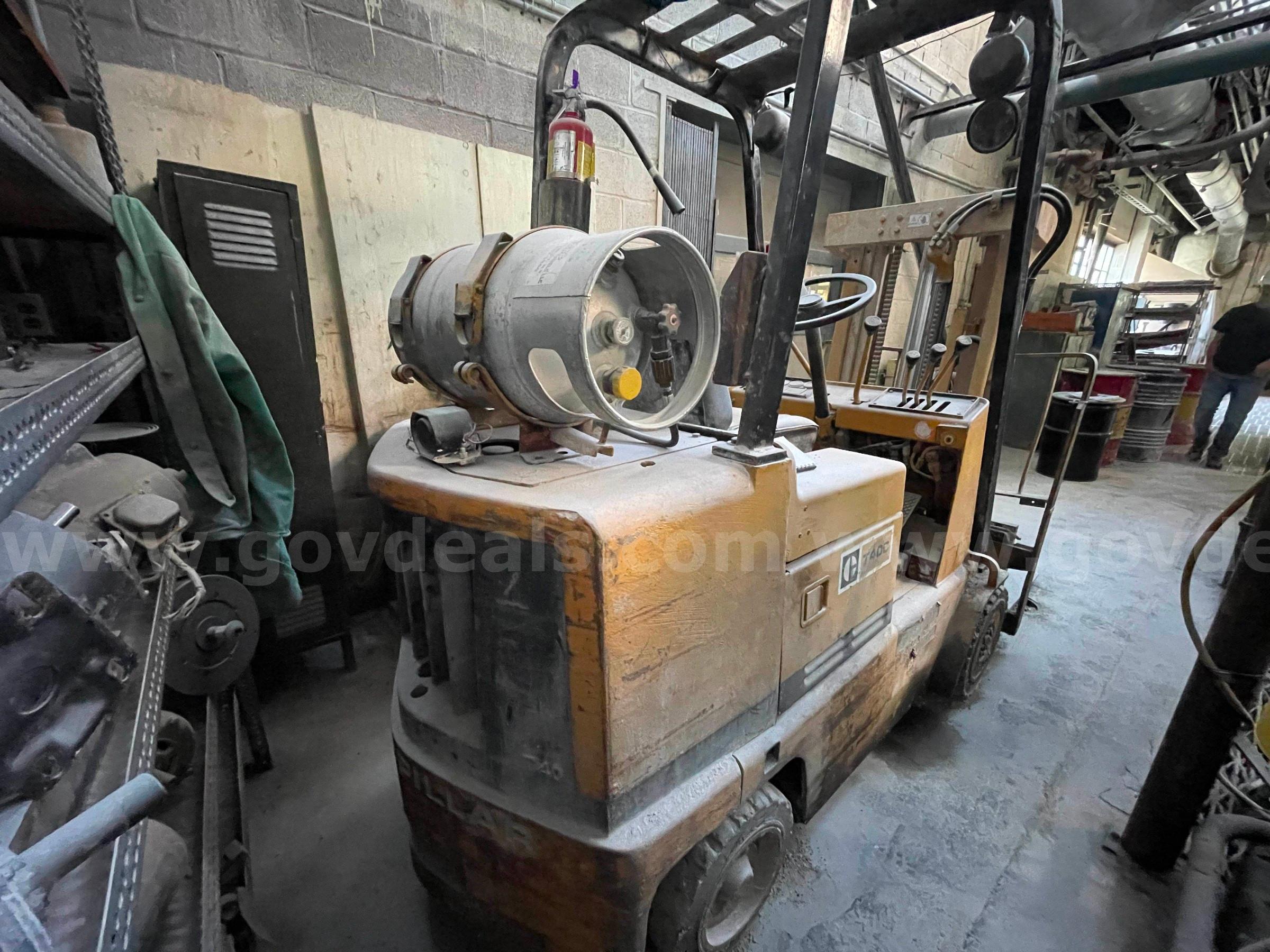 1982 Caterpillar T40C Cushion Tire Forklift Caterpillar T40C Government Surplus Auction - Photo #2