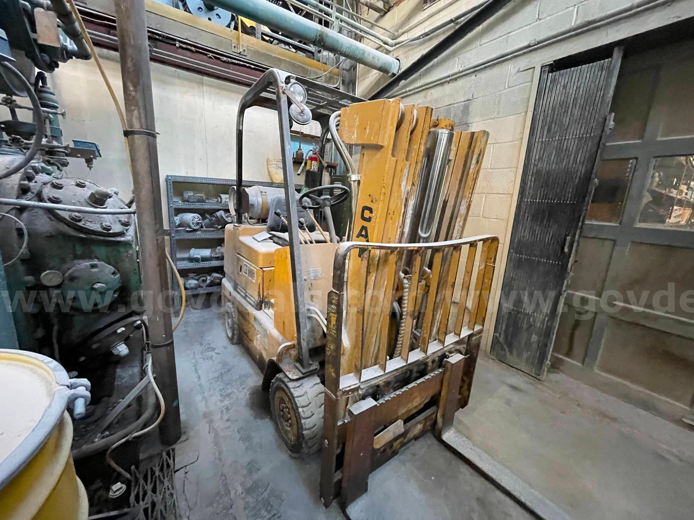 1982 Caterpillar T40C Cushion Tire Forklift Caterpillar T40C Government Surplus Auction - Photo #3