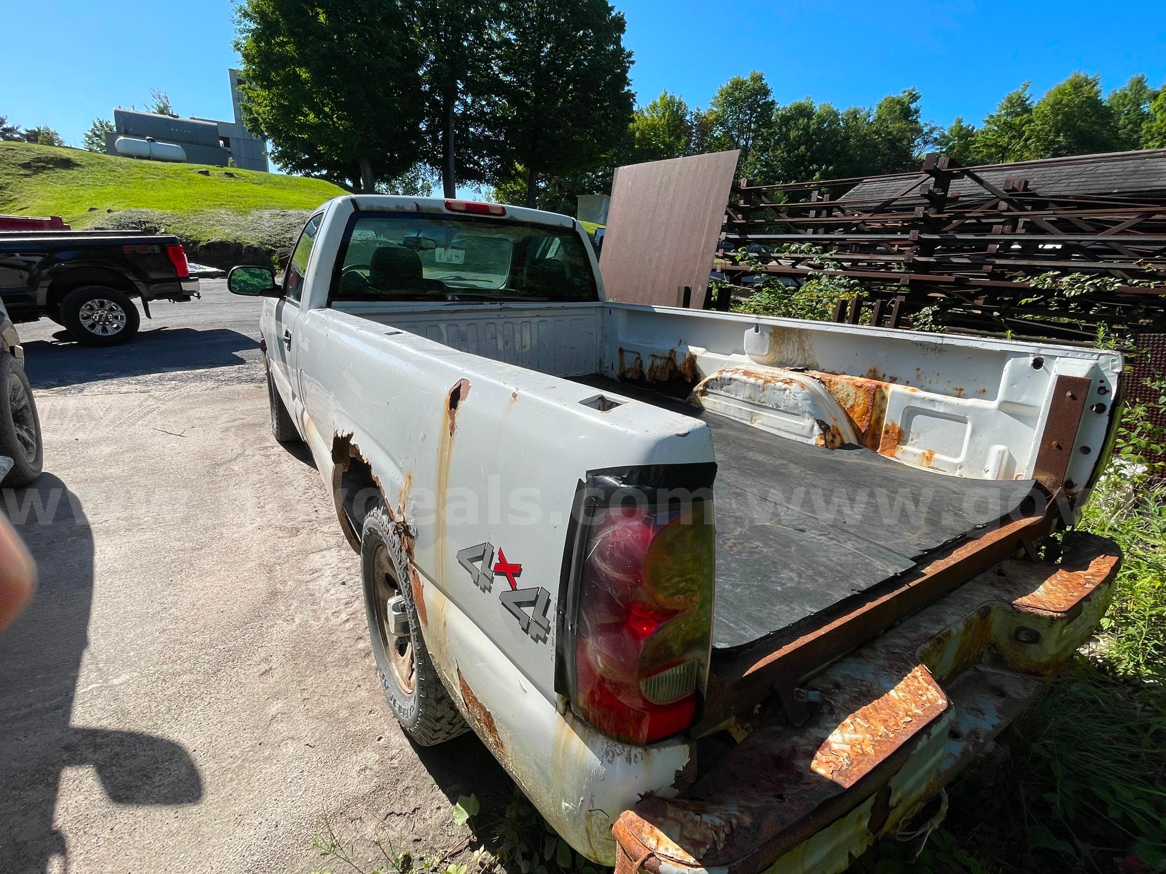 2006 Chevrolet Silverado 1500 4x4 Pickup-Inoperable Chevrolet Silverado Government Surplus Auction - Photo #2