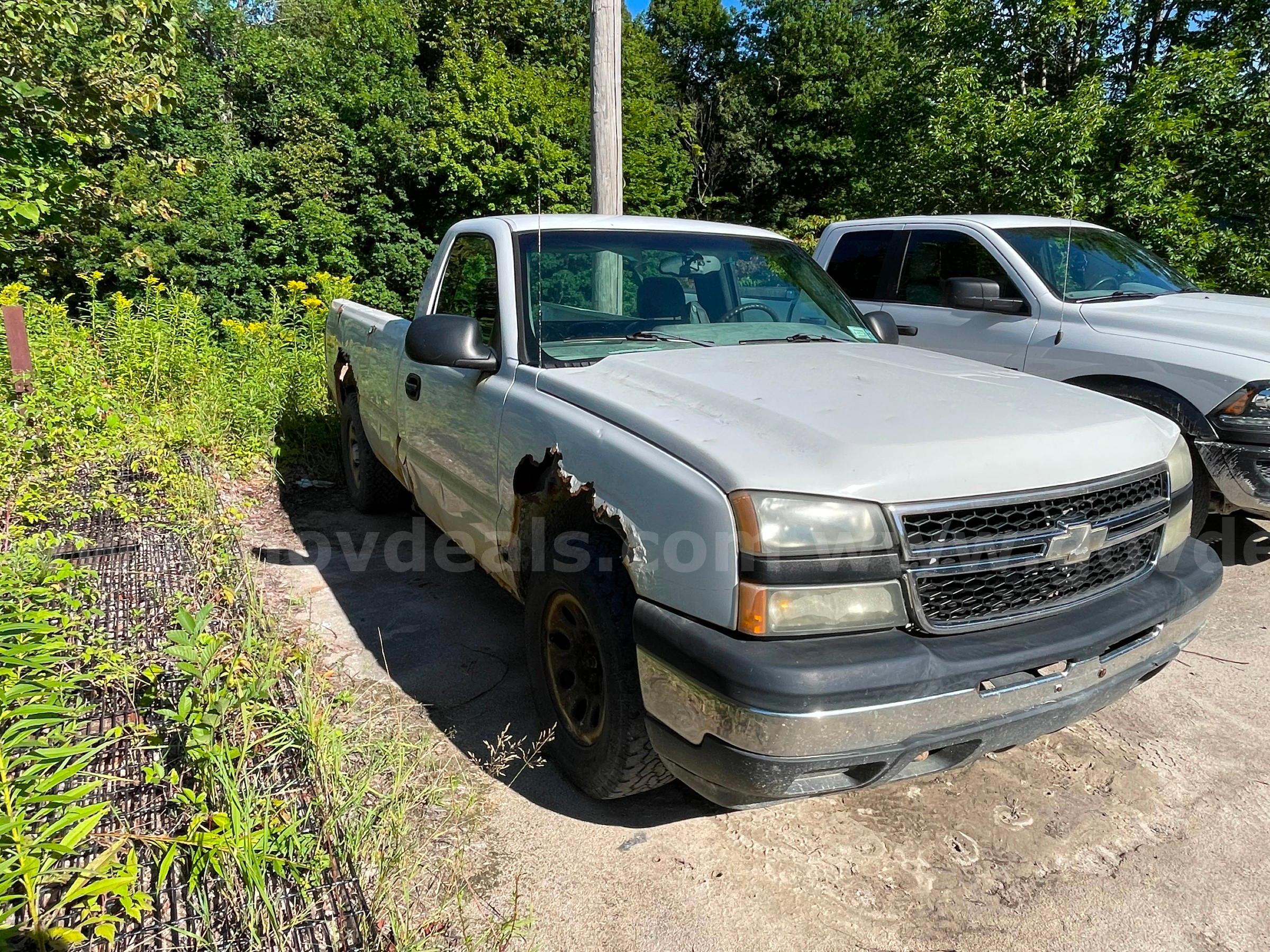 2006 Chevrolet Silverado 1500 4x4 Pickup-Inoperable Chevrolet Silverado Government Surplus Auction - Photo #4