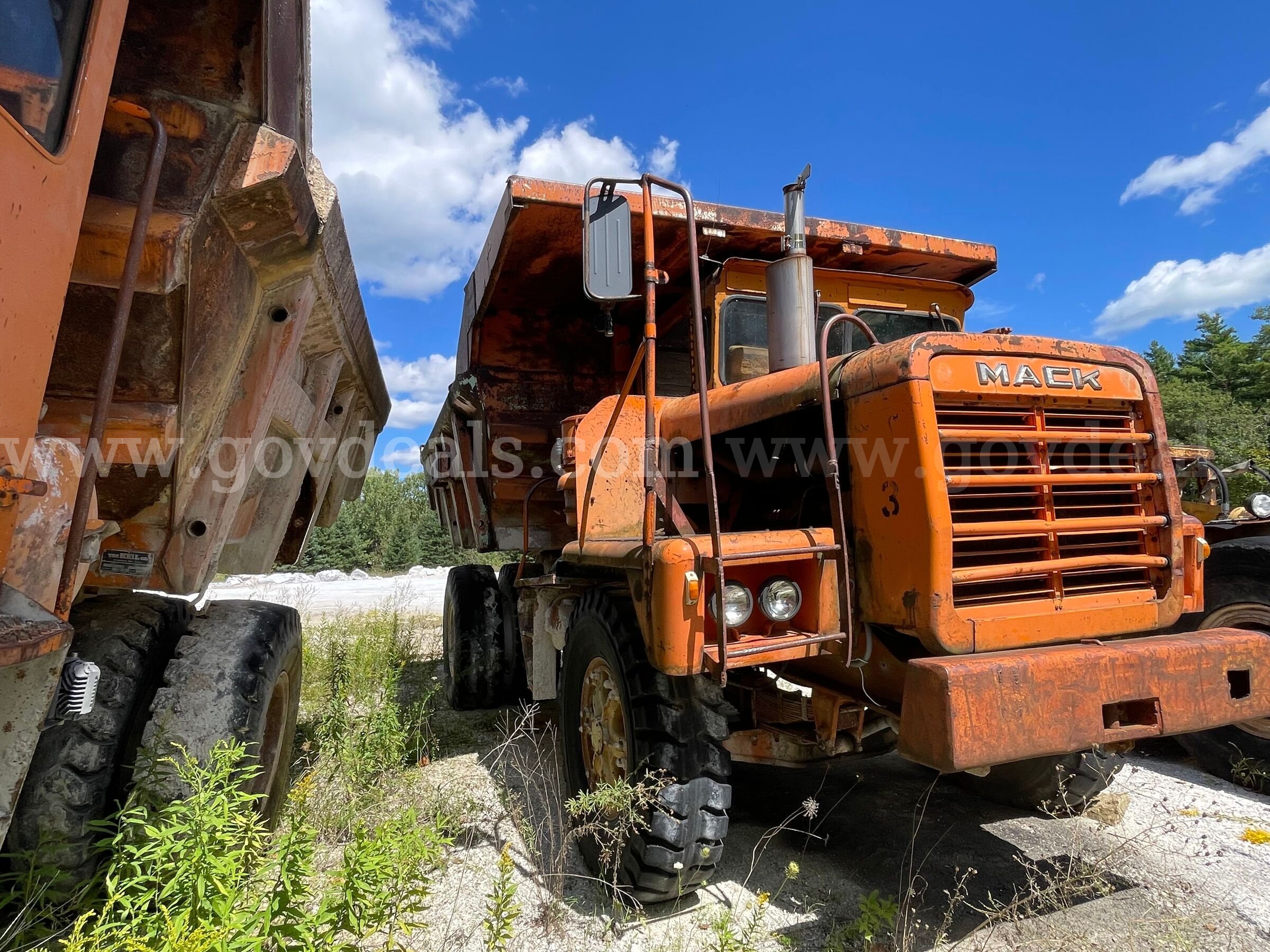 1973 Mack M-20X Mechanical Drive Rear Dump-Inoperable Mack M-20X Government Surplus Auction - Primary Photo