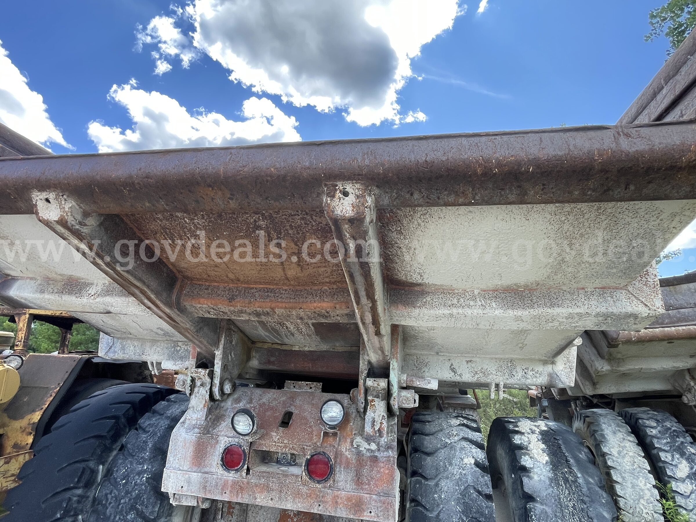 1973 Mack M-20X Mechanical Drive Rear Dump-Inoperable Mack M-20X Government Surplus Auction - Photo #4