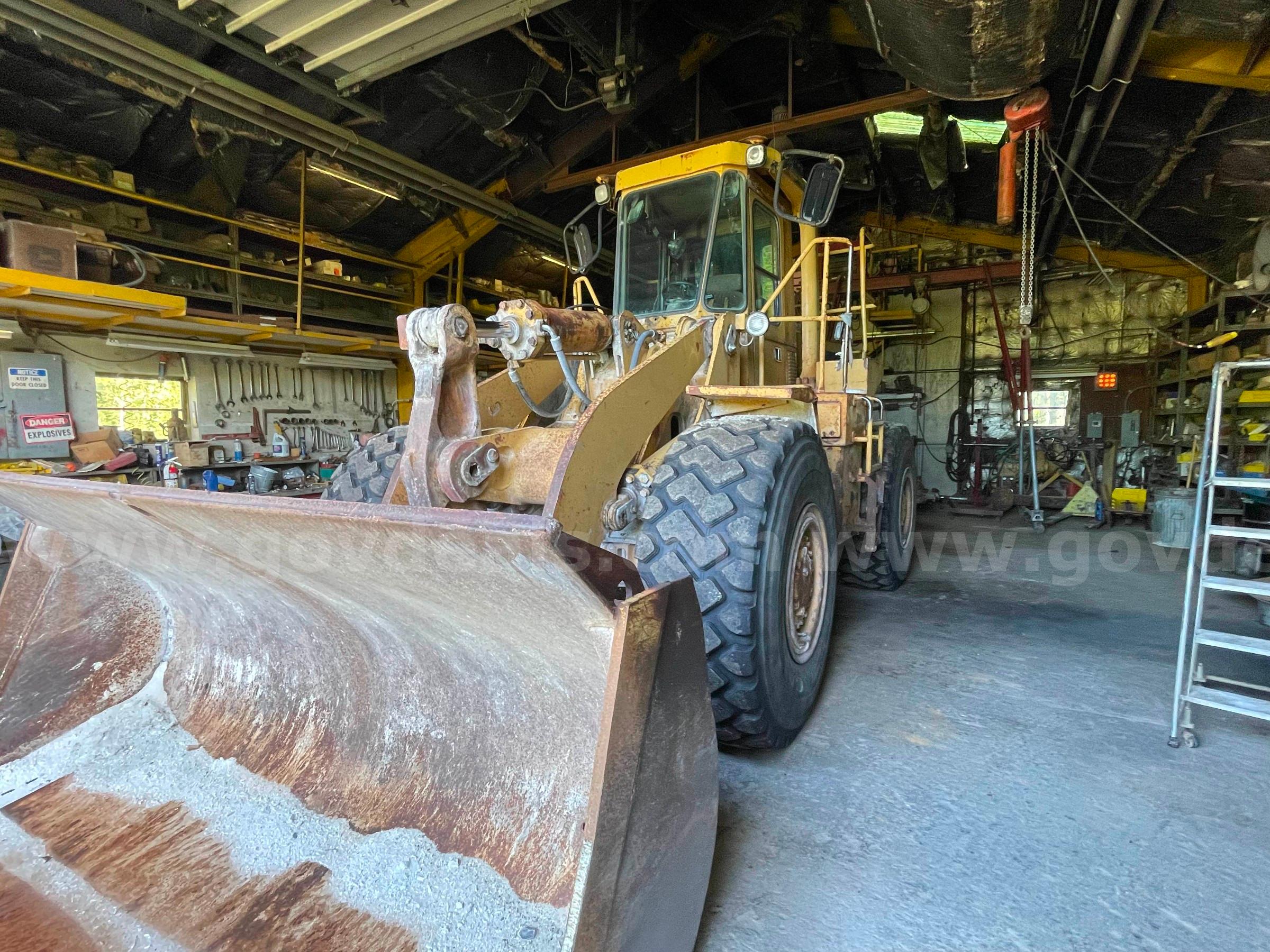 1986 Caterpillar 966D 4WD Articulated Wheel Loader-Inoperable Caterpillar 966D Government Surplus Auction - Photo #4