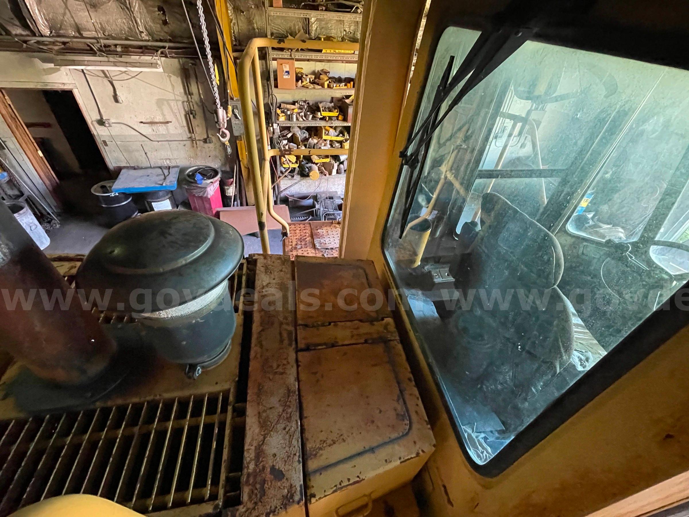 1986 Caterpillar 966D 4WD Articulated Wheel Loader-Inoperable Caterpillar 966D Government Surplus Auction - Photo #6