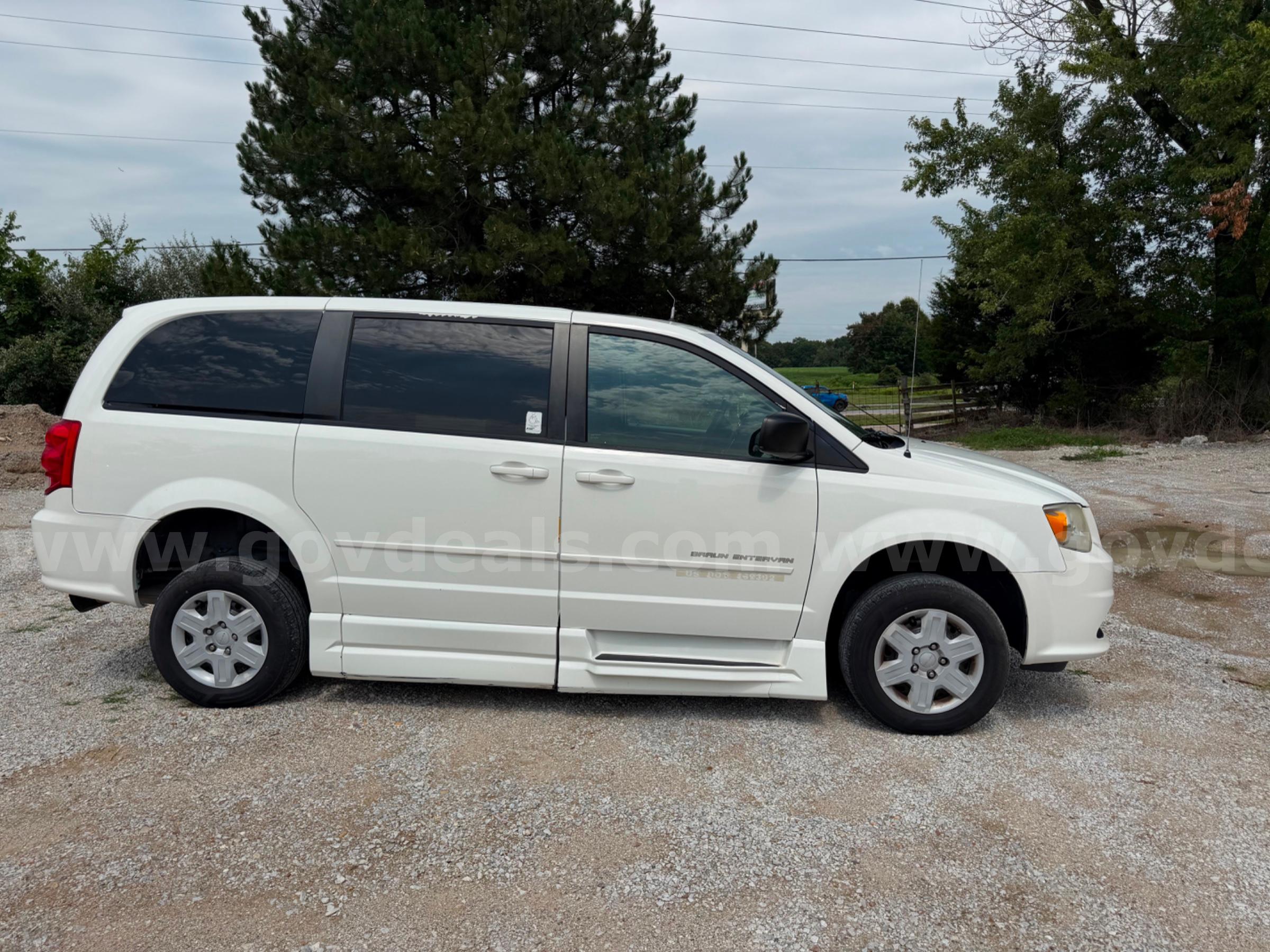 2011 Dodge Grand Caravan Braun Entervan Handicap Wheelchair mini van Dodge Grand Caravan Government Surplus Auction - Photo #2