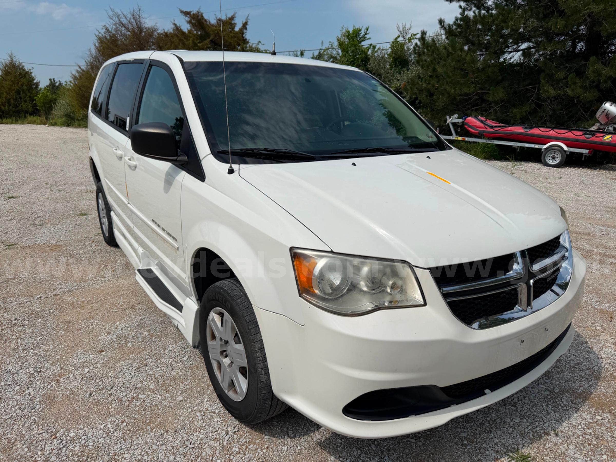2011 Dodge Grand Caravan Braun Entervan Handicap Wheelchair mini van Dodge Grand Caravan Government Surplus Auction - Photo #3