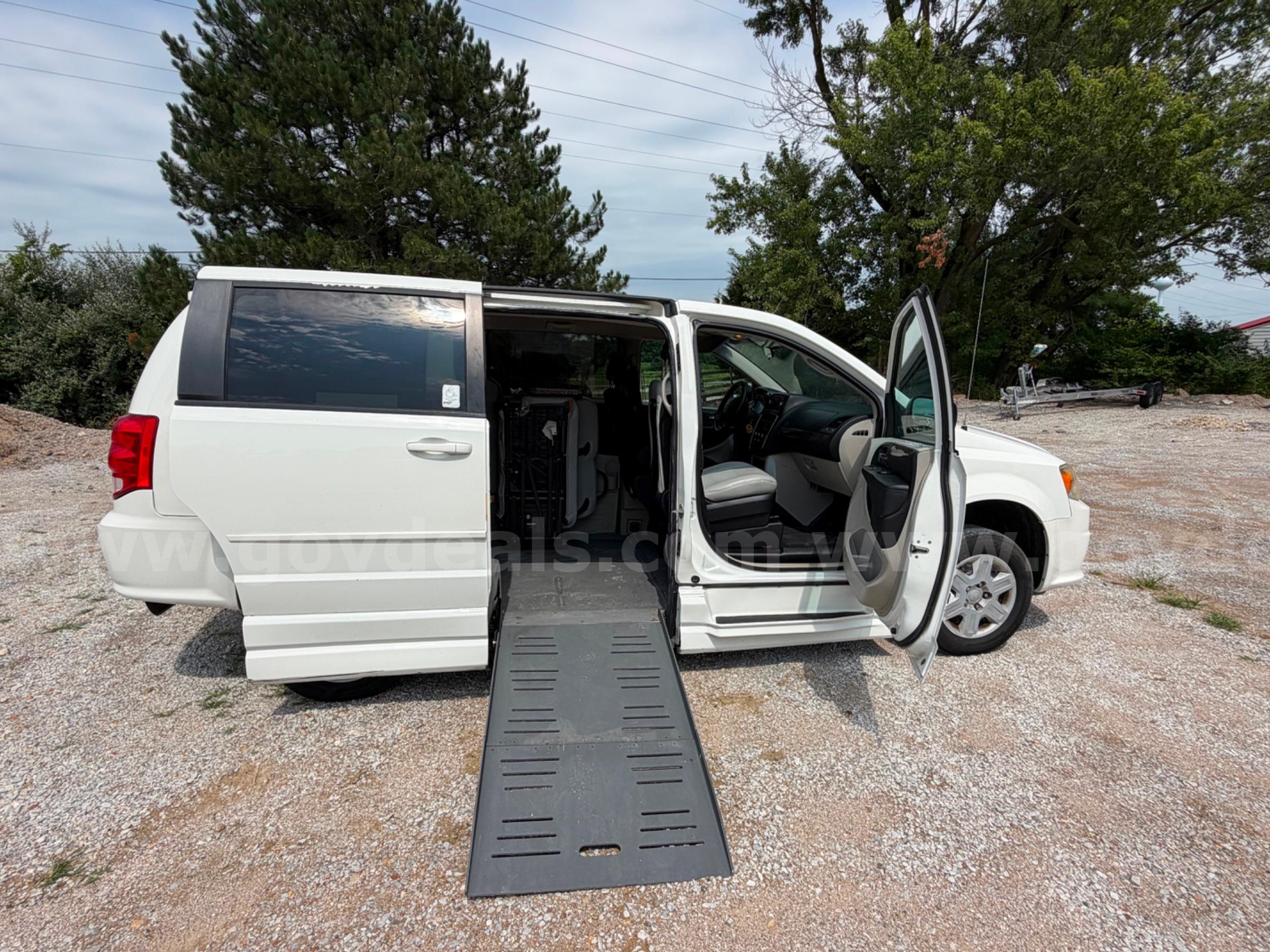 2011 Dodge Grand Caravan Braun Entervan Handicap Wheelchair mini van Dodge Grand Caravan Government Surplus Auction - Photo #4