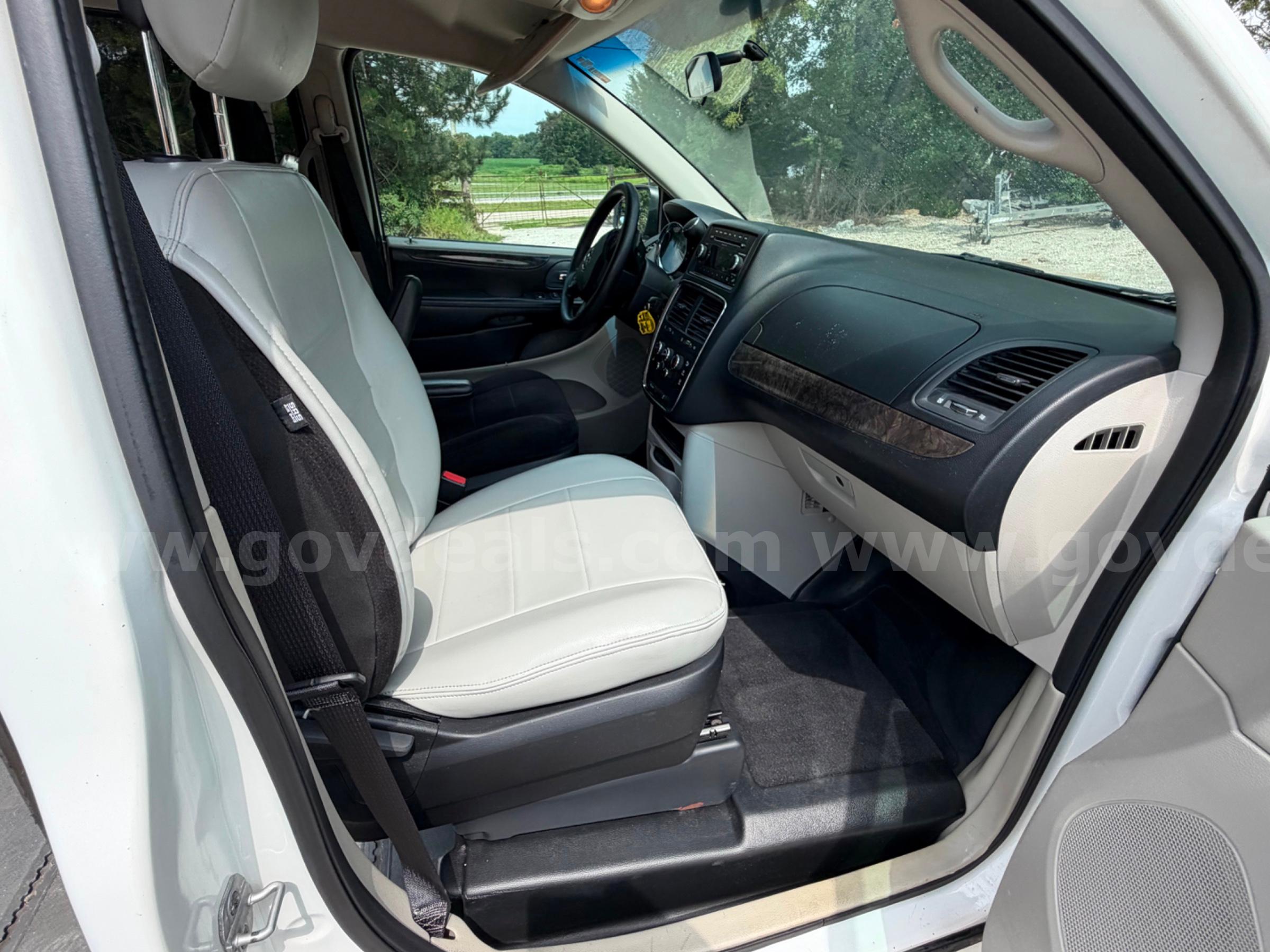 2011 Dodge Grand Caravan Braun Entervan Handicap Wheelchair mini van Dodge Grand Caravan Government Surplus Auction - Photo #5