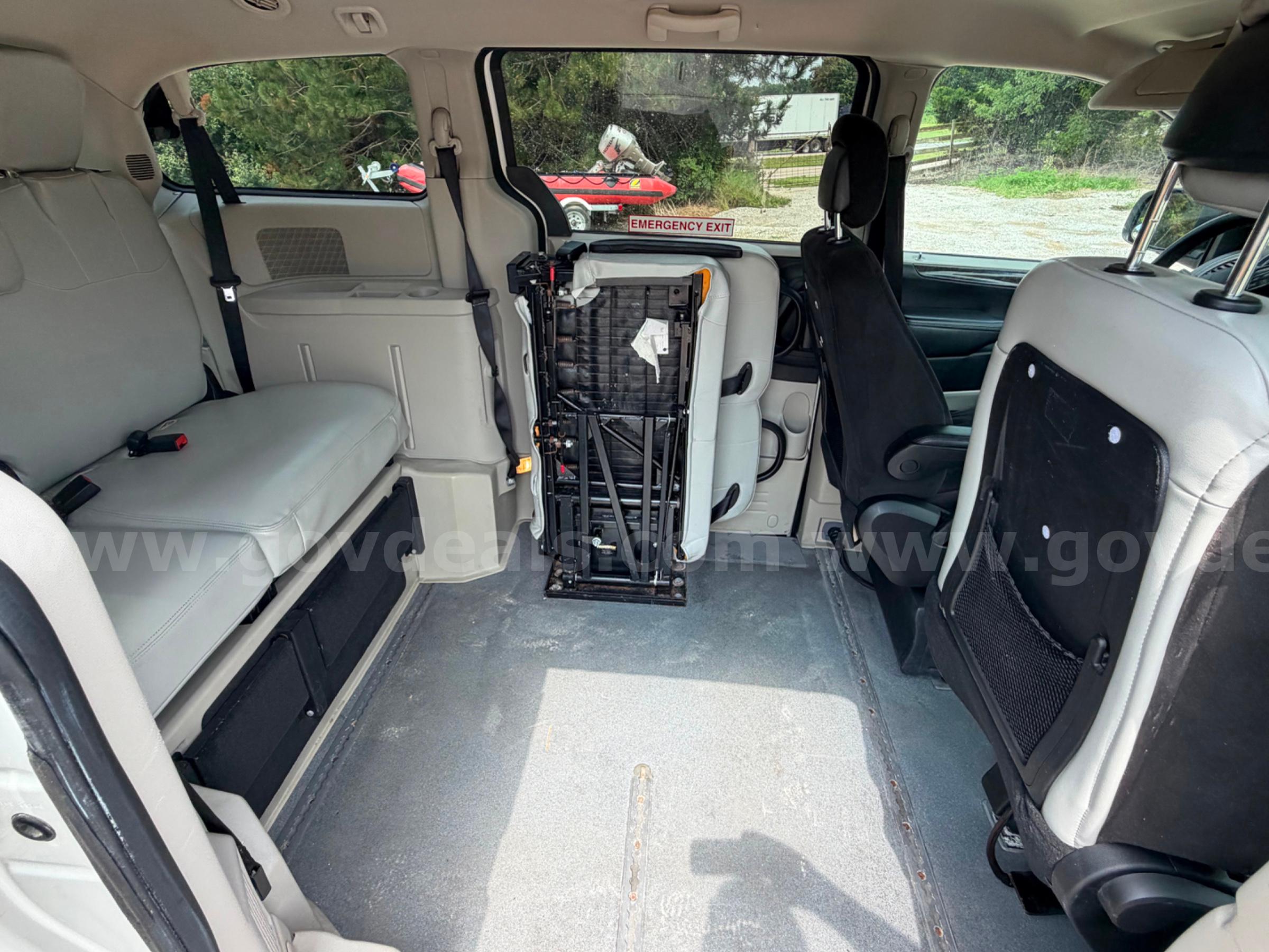 2011 Dodge Grand Caravan Braun Entervan Handicap Wheelchair mini van Dodge Grand Caravan Government Surplus Auction - Photo #6