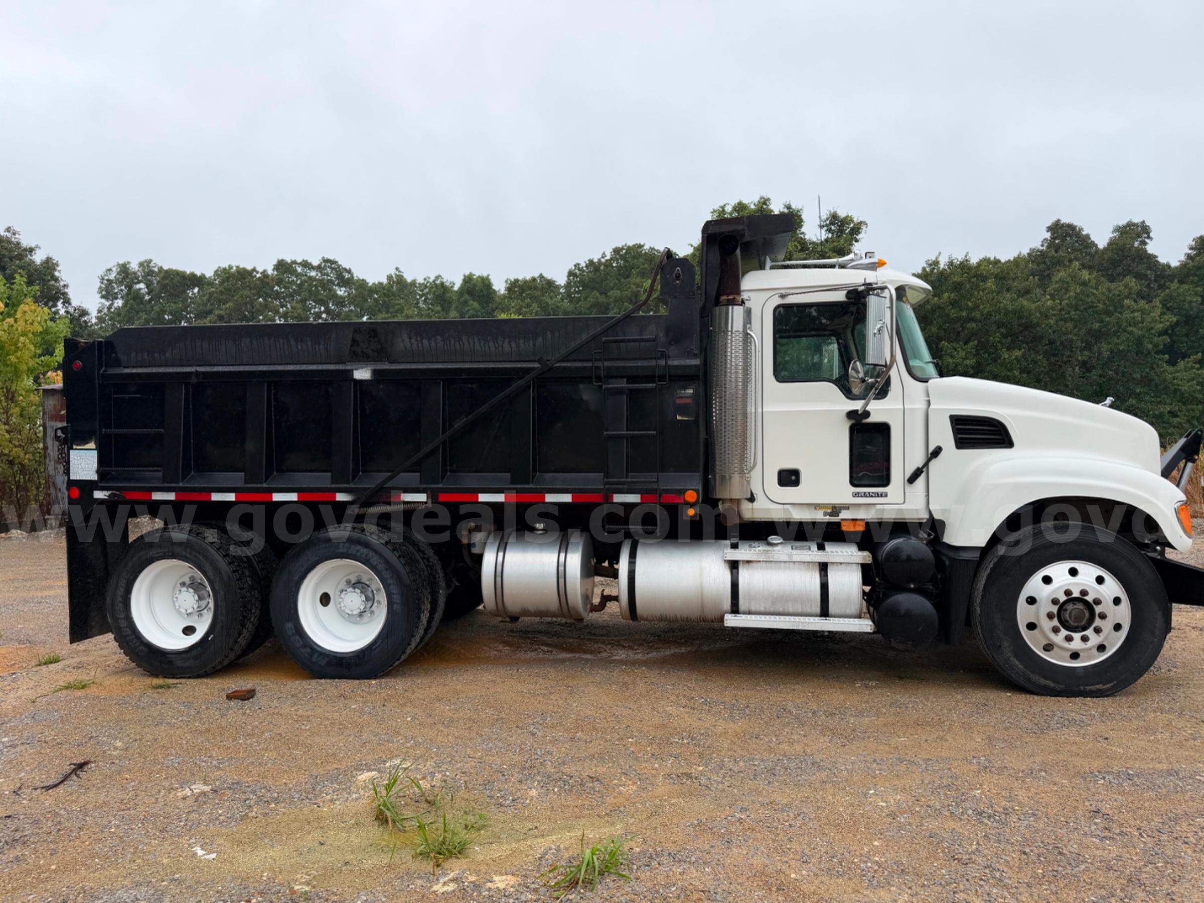 2004 Mack CV713 Granite Tandem Axle Dump Truck Mack CV713 Government Surplus Auction - Photo #4